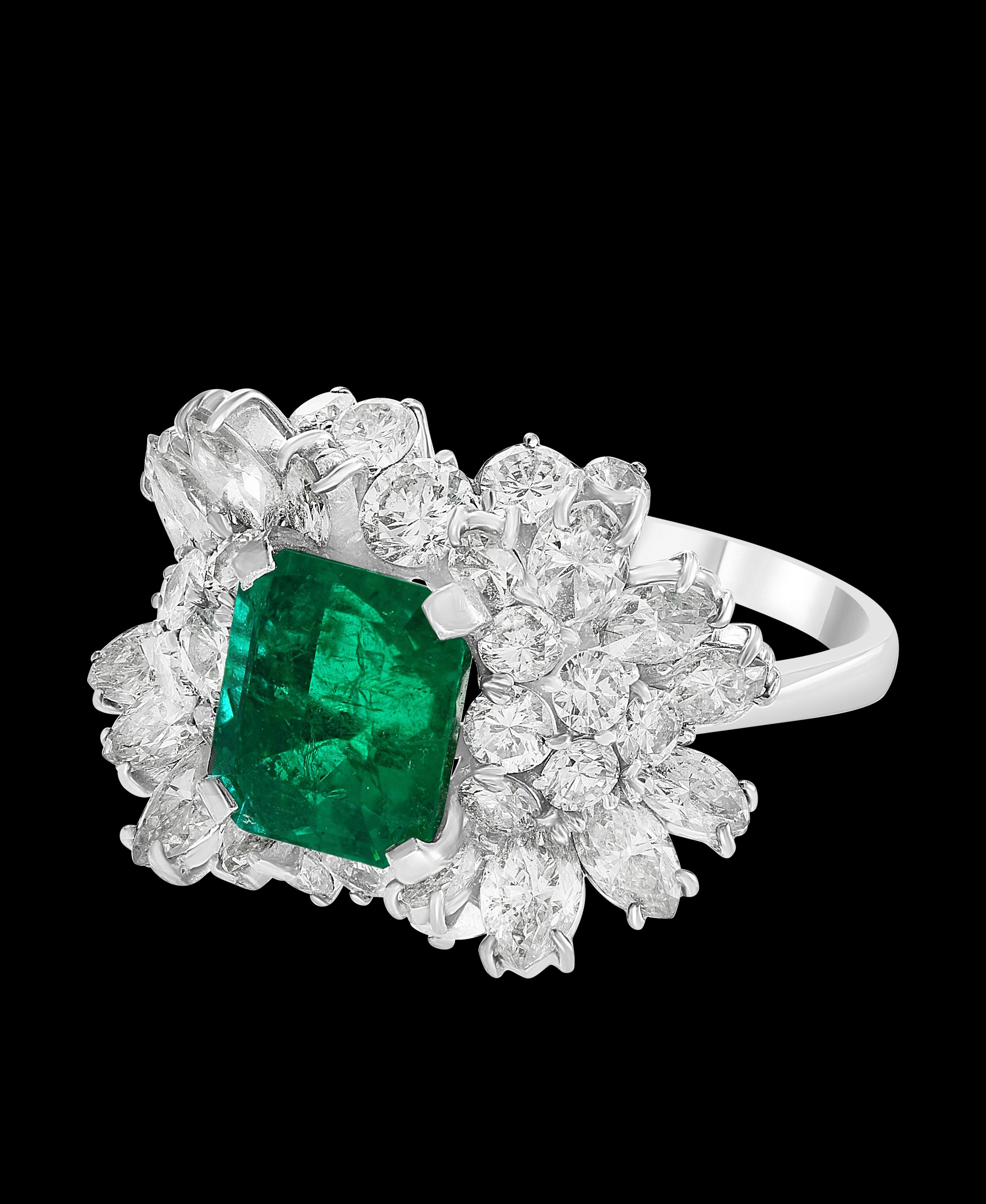 2,5 Karat Smaragdschliff kolumbianischer Smaragd und Diamant 18 Karat Gold Ring Nachlass im Zustand „Hervorragend“ im Angebot in New York, NY