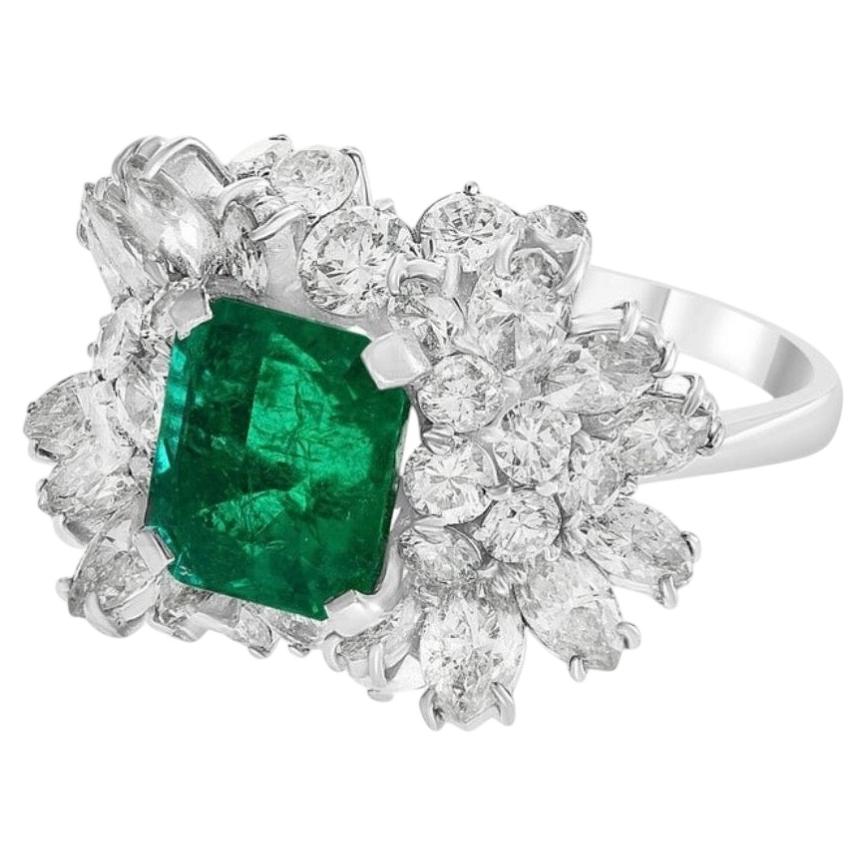 Anello cocktail con smeraldo colombiano e diamanti, oro bianco 18 carati, 2,5 carati in vendita