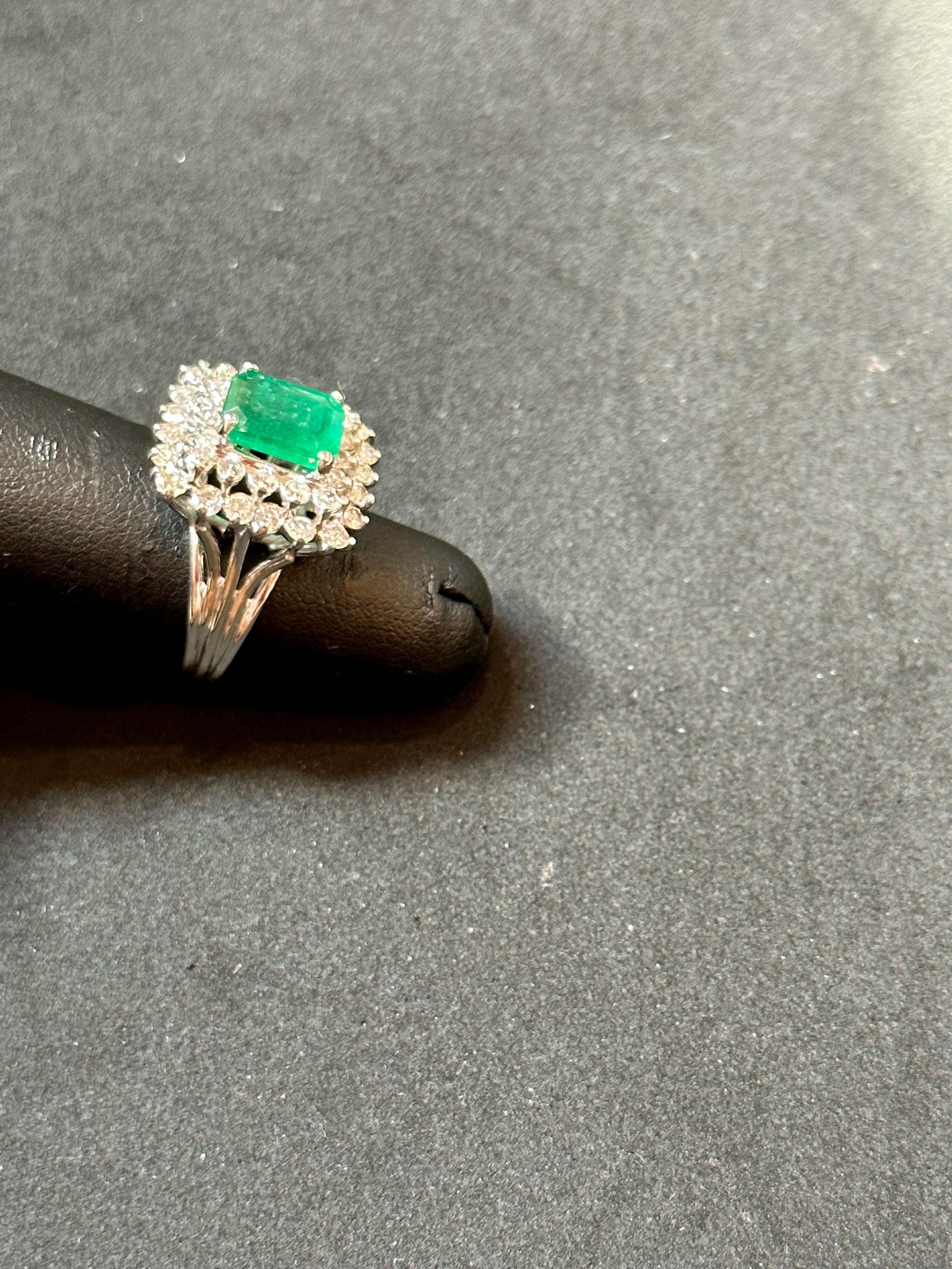 3 Karat Smaragd im Smaragdschliff Smaragd & 2 Karat Diamantring aus 14 Karat Weißgold im Zustand „Hervorragend“ im Angebot in New York, NY