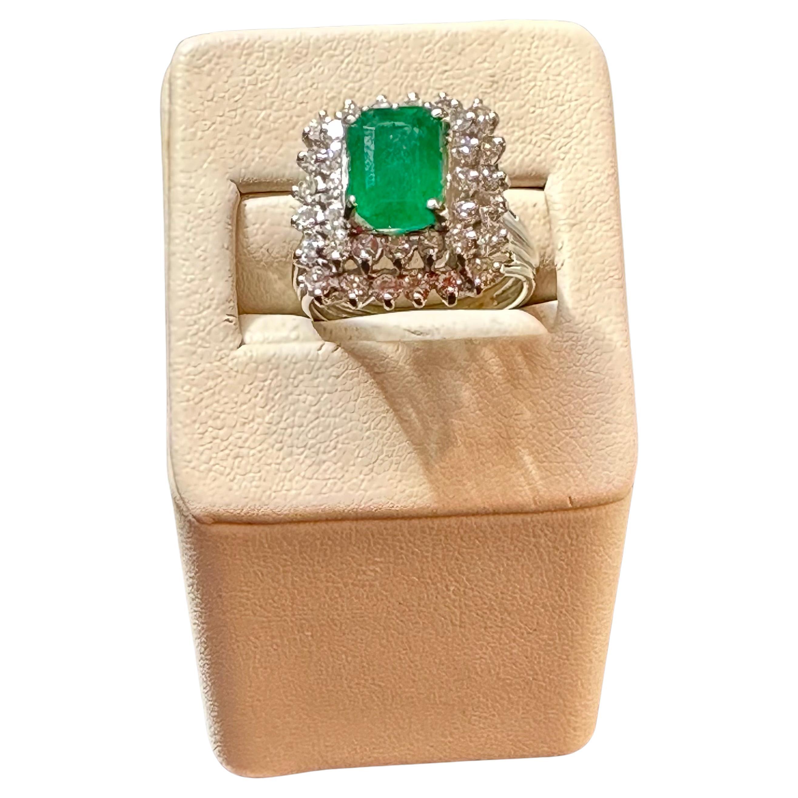 Ein atemberaubender klassischer Ring mit einem 3-karätigen Smaragd im Smaragdschliff und einem Paar glänzender 2-karätiger Diamanten, alle in 14-karätigem Weißgold gefasst. Der Smaragd zeichnet sich durch eine exquisite und begehrte Farbe aus und