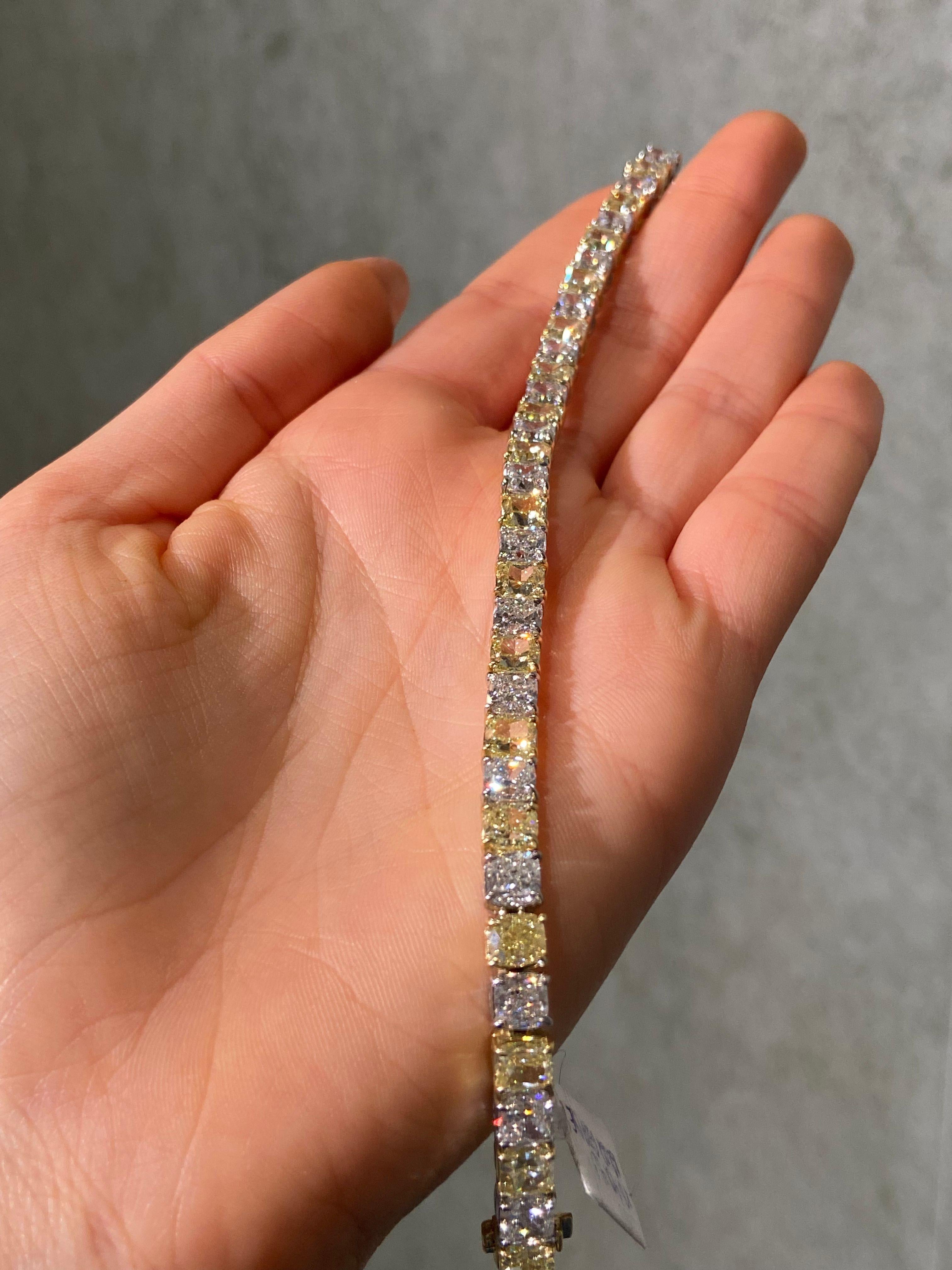 Dieses Tennisarmband mit abwechselnd gelben und farblosen Diamanten ist eine außergewöhnliche Kombination aus seltenen Farben und Präzisionsschliff. Mit 13,42 Karat Fancy Yellow-Diamanten im Kissenschliff und 12,02 Karat GIA-zertifizierten farblosen