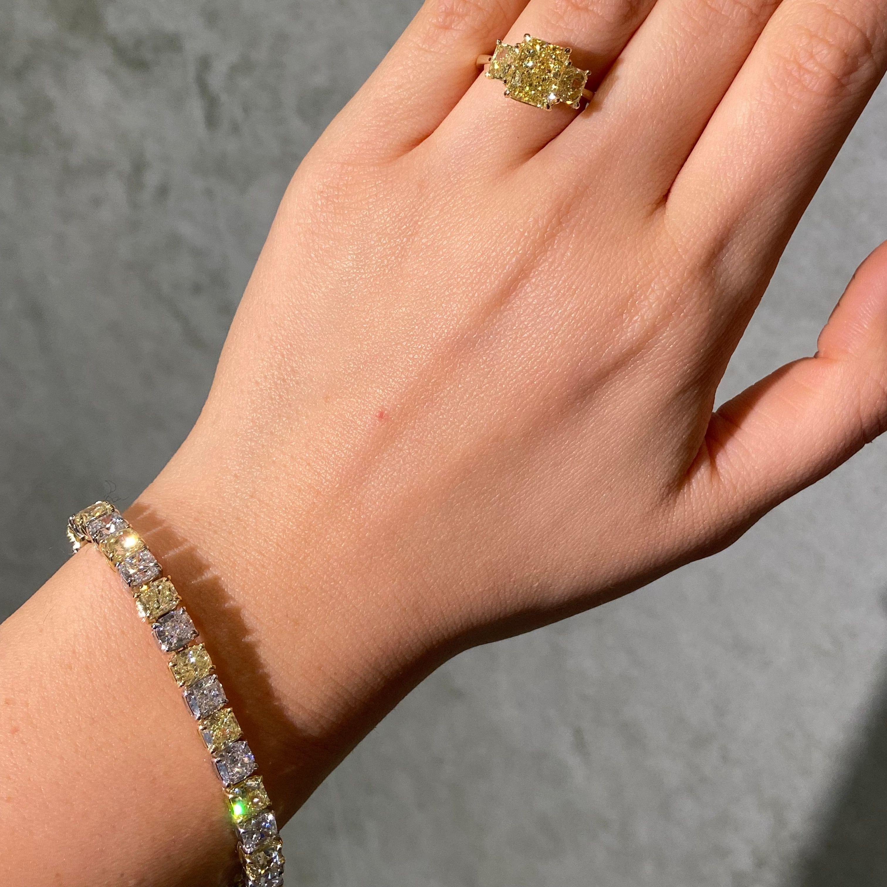 25 Karat Fancy Gelb und Weiß Cushion Diamond Alternierendes Tennisarmband (Moderne) im Angebot