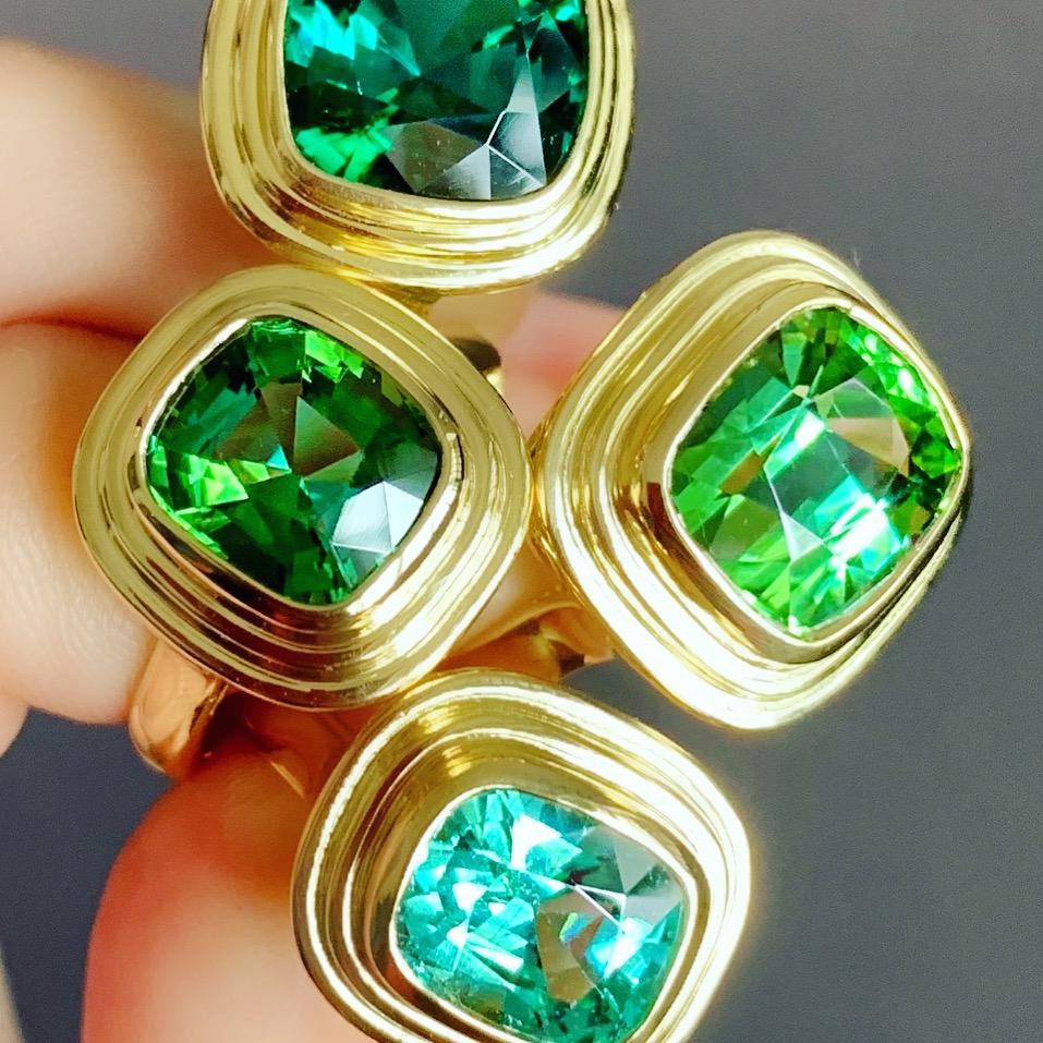 2.5 Carat Green Tourmaline Cocktail Ring Set in 18 Karat Yellow Gold In New Condition In London, GB