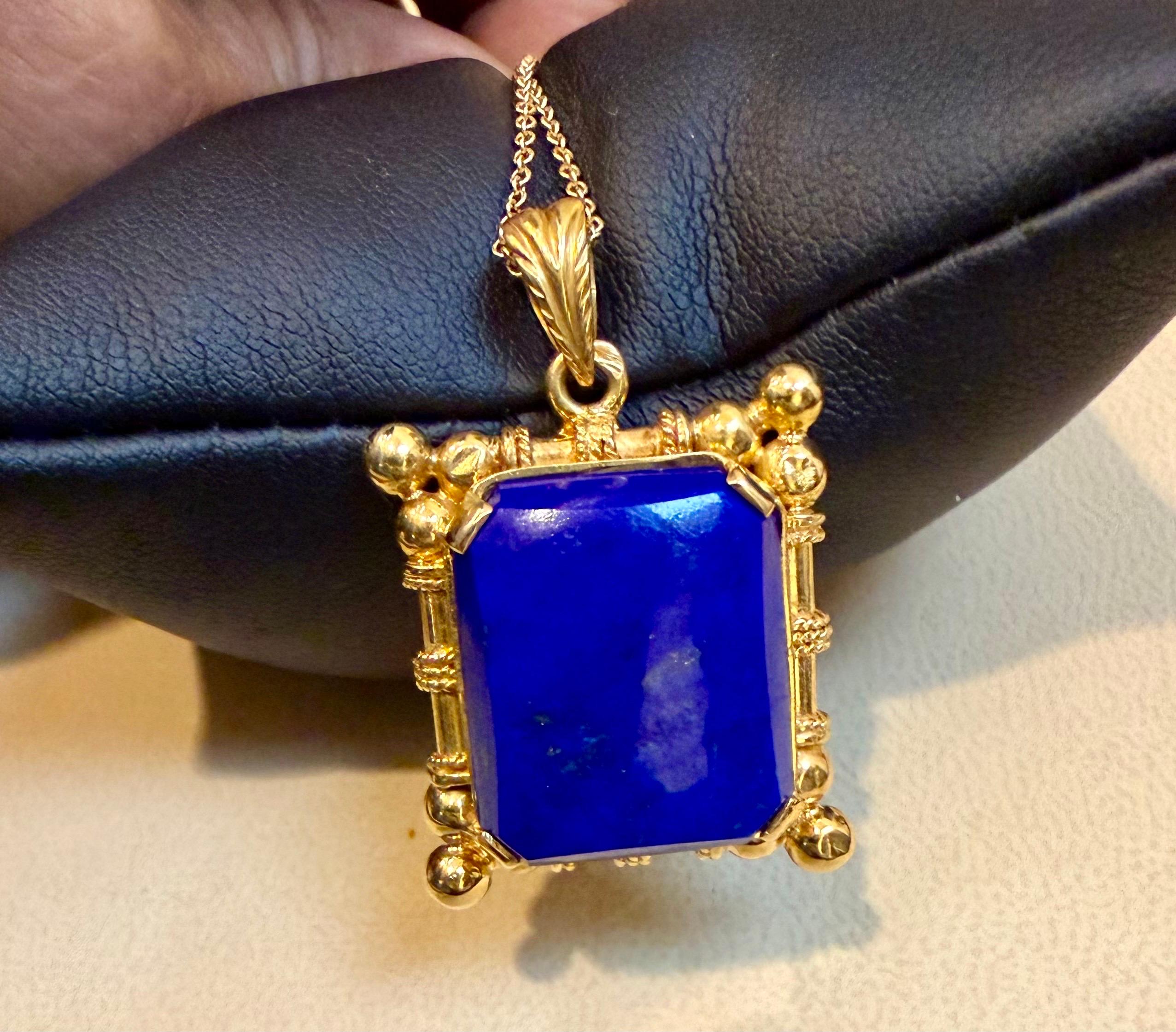   Aproximadamente   Colgante de lapislázuli de 25 quilates en montura de oro de 22 quilates, 15,9 gm, collar de cadena de 16-18 pulgadas
Este espectacular collar colgante  consistente en una única gran Esmeralda tallada  Lapis , aproximadamente  25