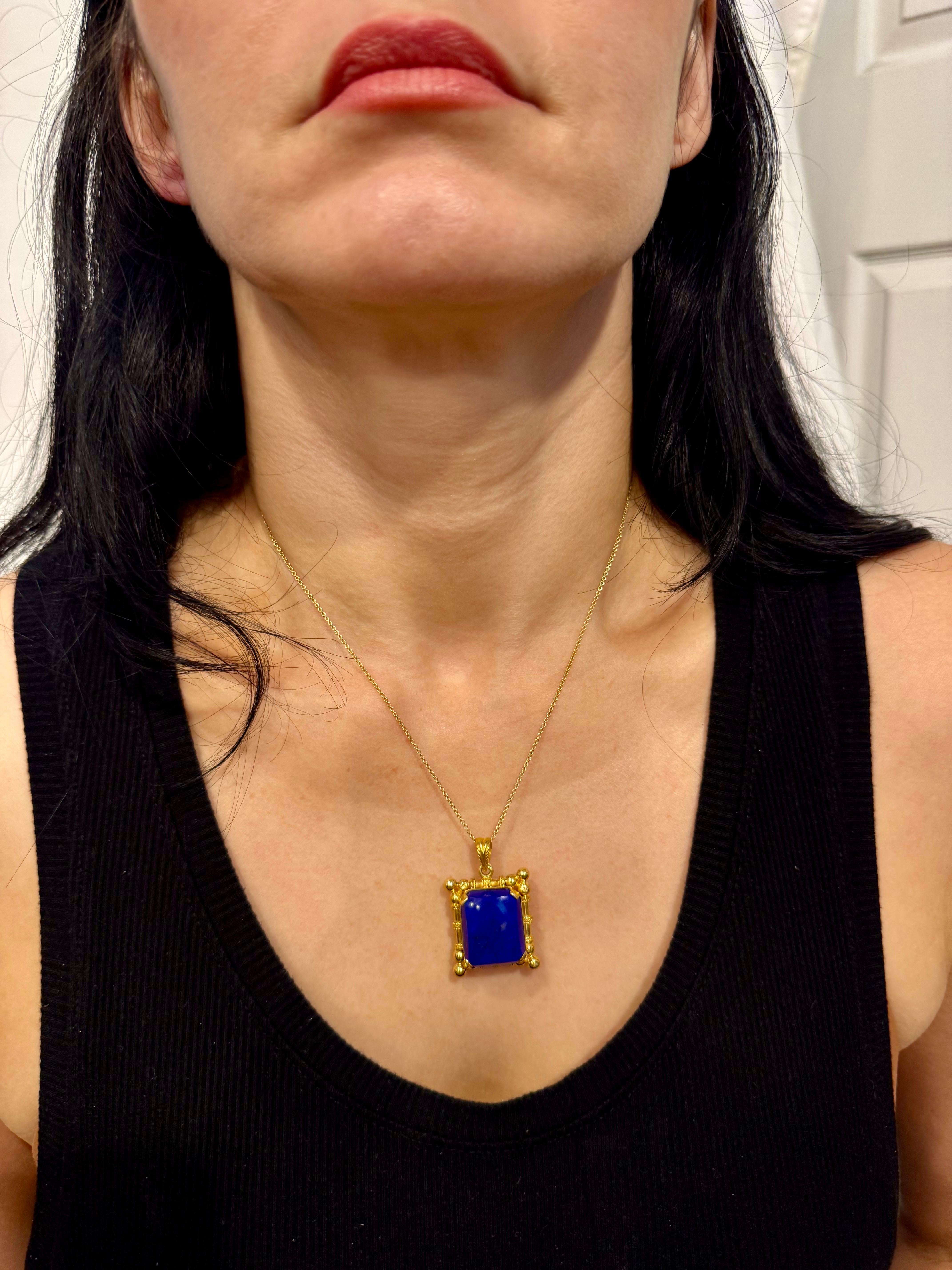 Colgante de lapislázuli de 25 quilates en montura de oro de 22 quilates, 15,9 gm, cadena de 16-18 pulgadas Corte cojín en venta