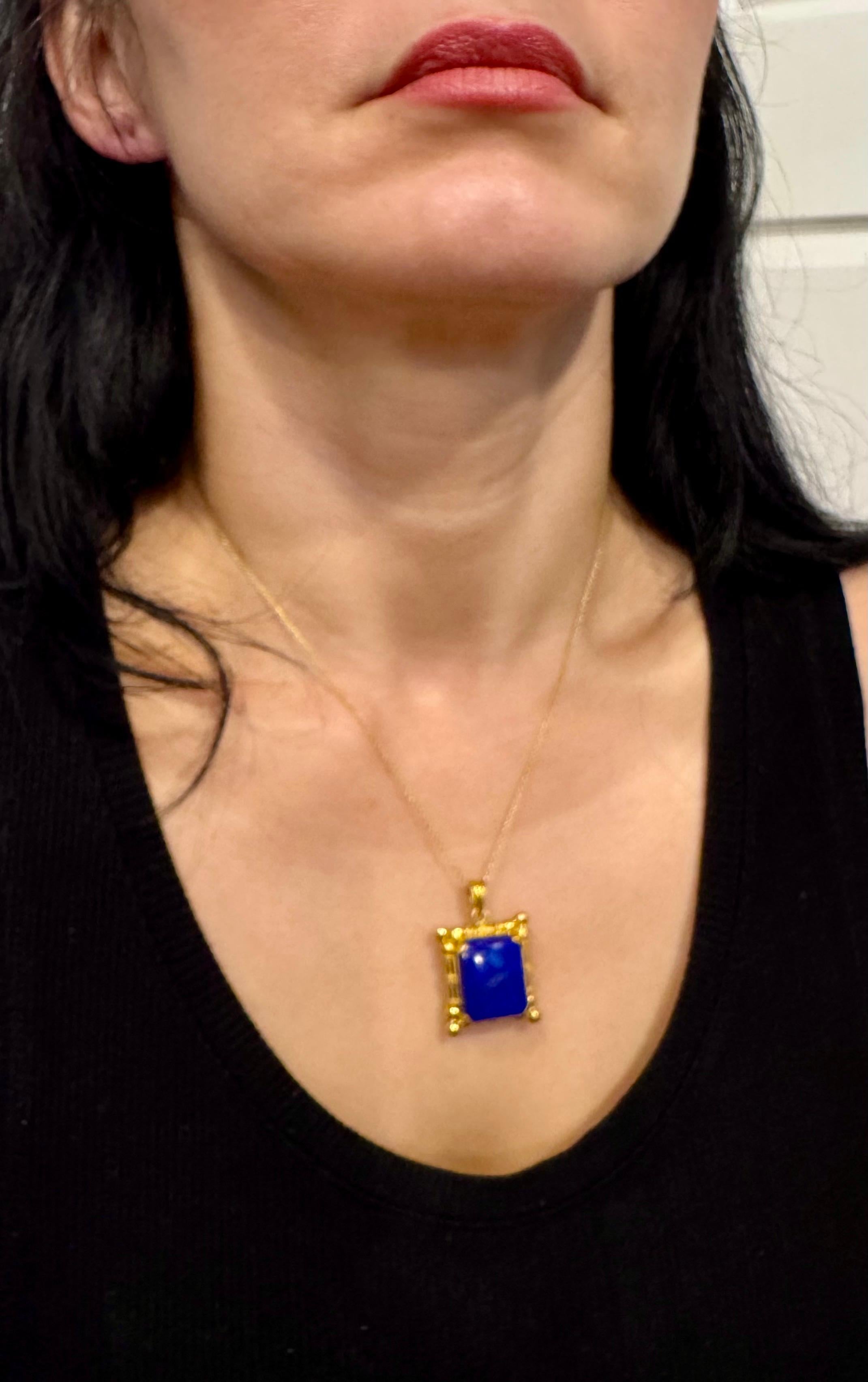 Femenino o masculino Colgante de lapislázuli de 25 quilates en montura de oro de 22 quilates, 15,9 gm, cadena de 16-18 pulgadas en venta