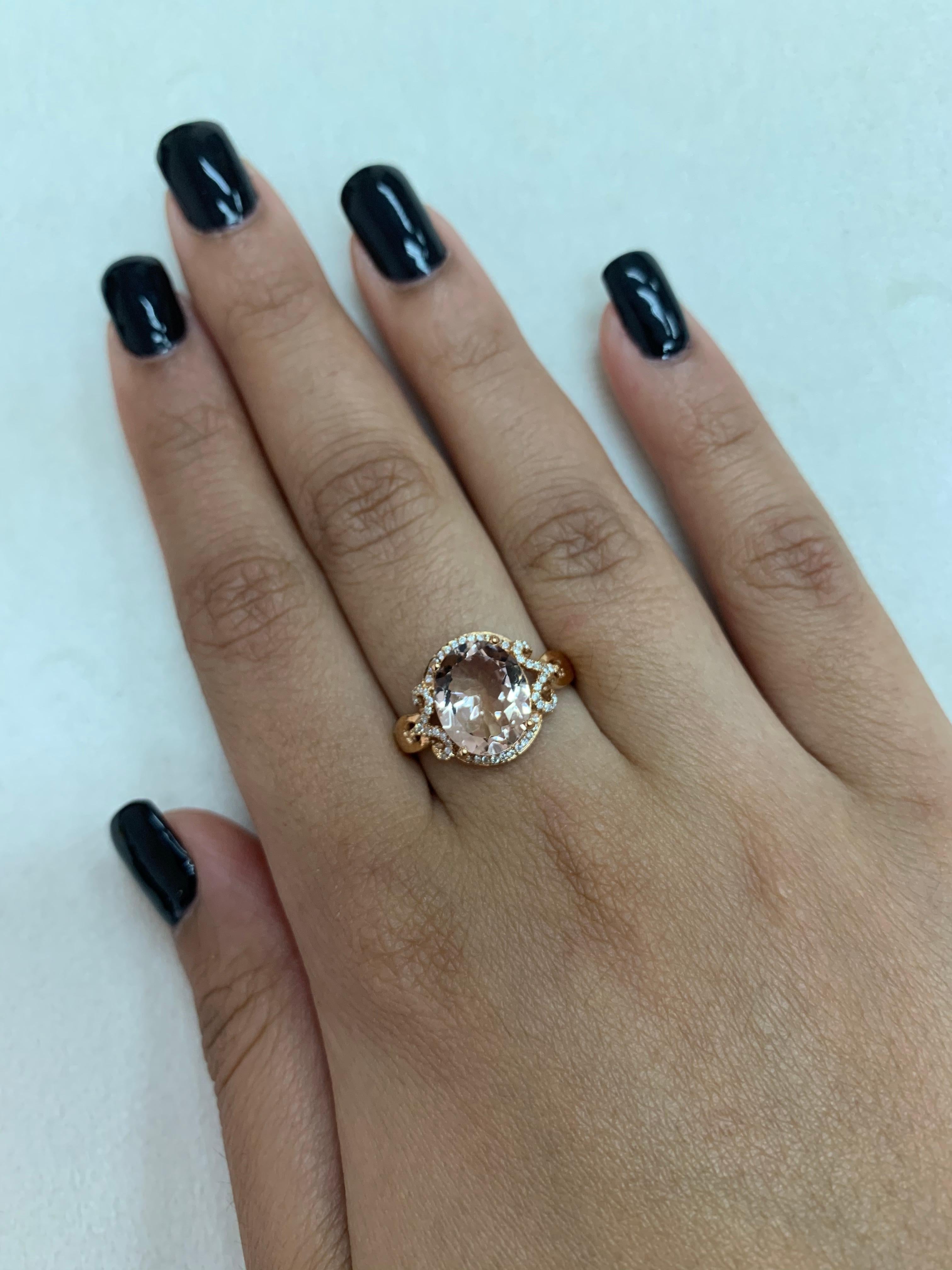Diese Kollektion bietet eine Reihe von prächtigen Morganiten! Die mit Diamanten besetzten Ringe sind aus Roségold gefertigt und wirken klassisch und elegant. 

Klassischer Morganit-Ring aus 18 Karat Roségold mit Diamanten. 

Morganit: 2.5 Karat in
