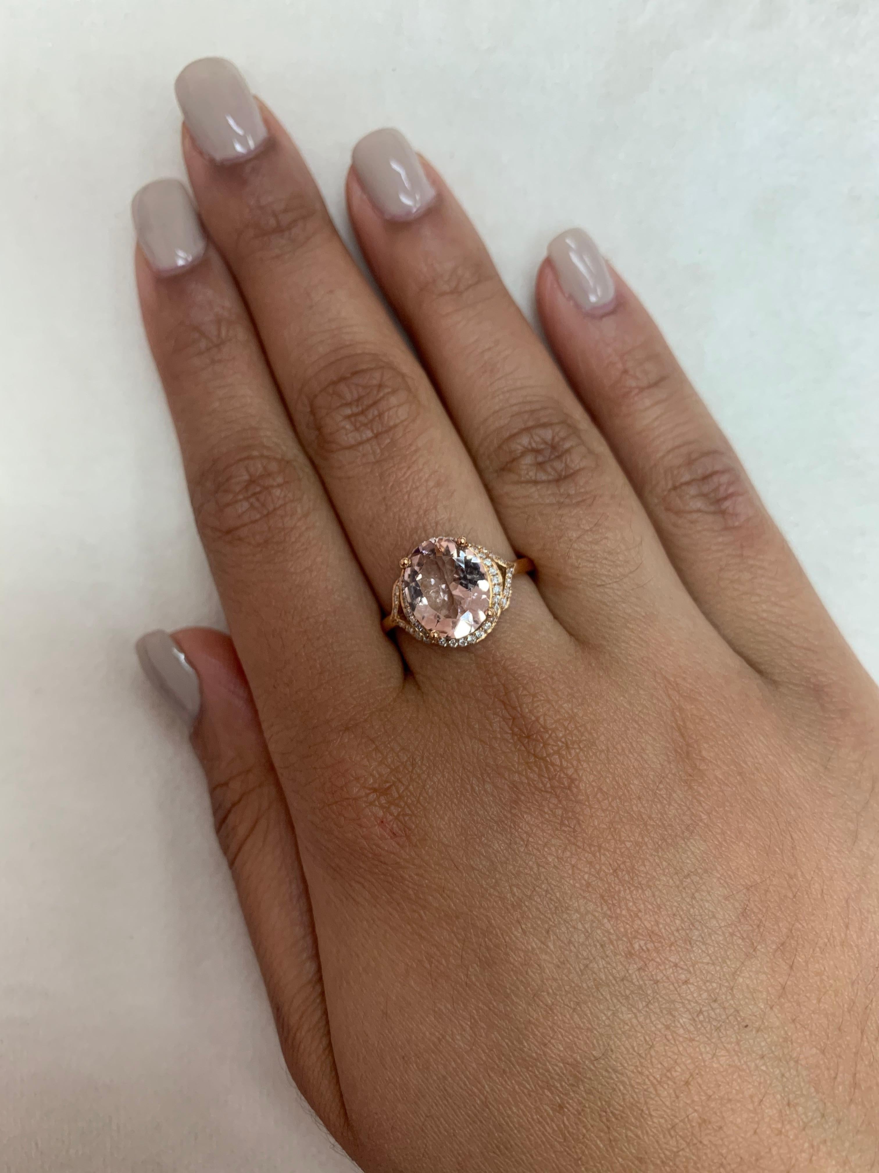 Contemporary 2.5 Carat Morganite and Diamond Ring in 18 Karat Rose Gold For Sale