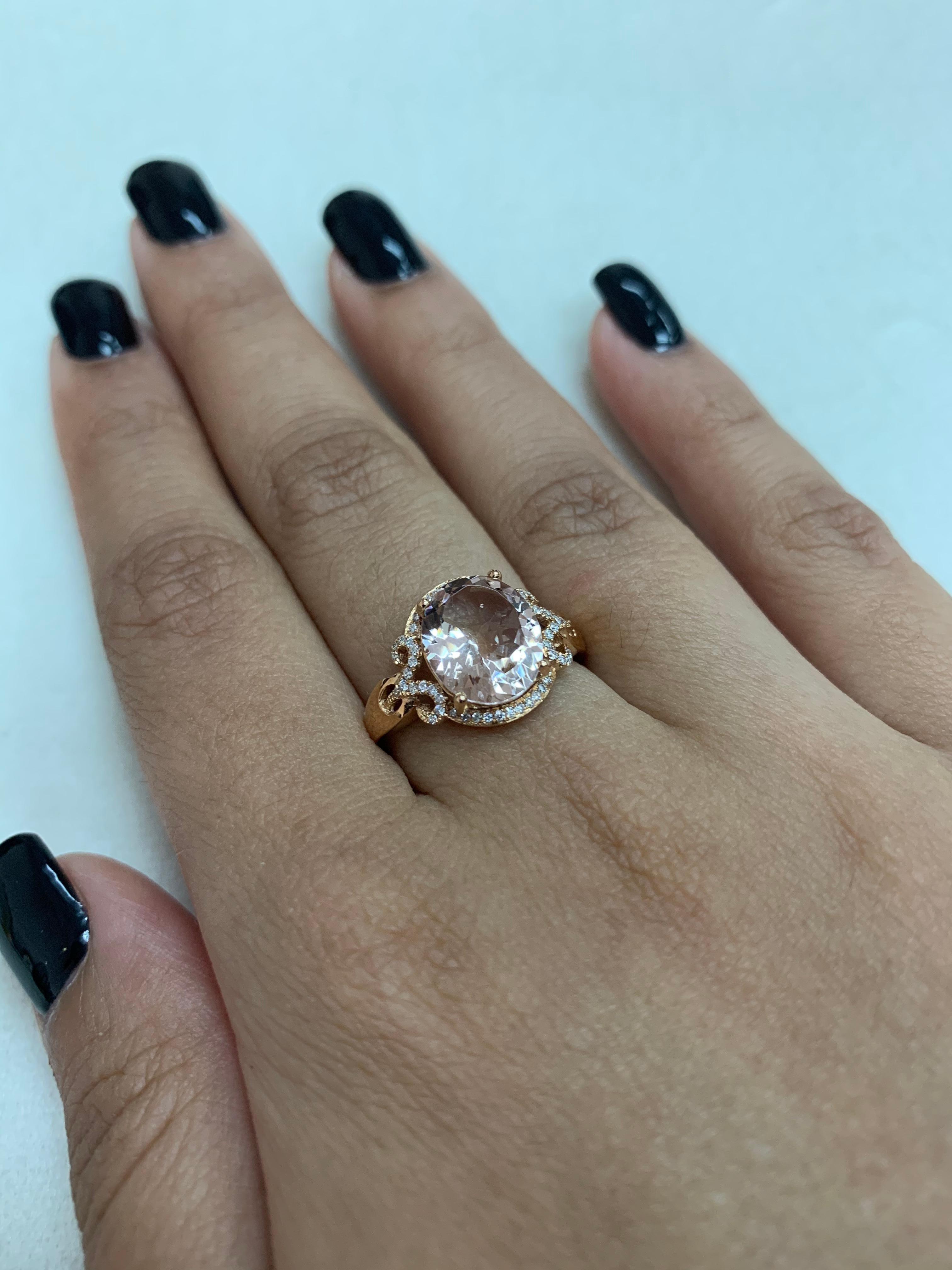 Sunita Nahata Morganit 2.50ct. Fancy Ring aus 18 Karat Roségold mit Diamant. (Ovalschliff) im Angebot
