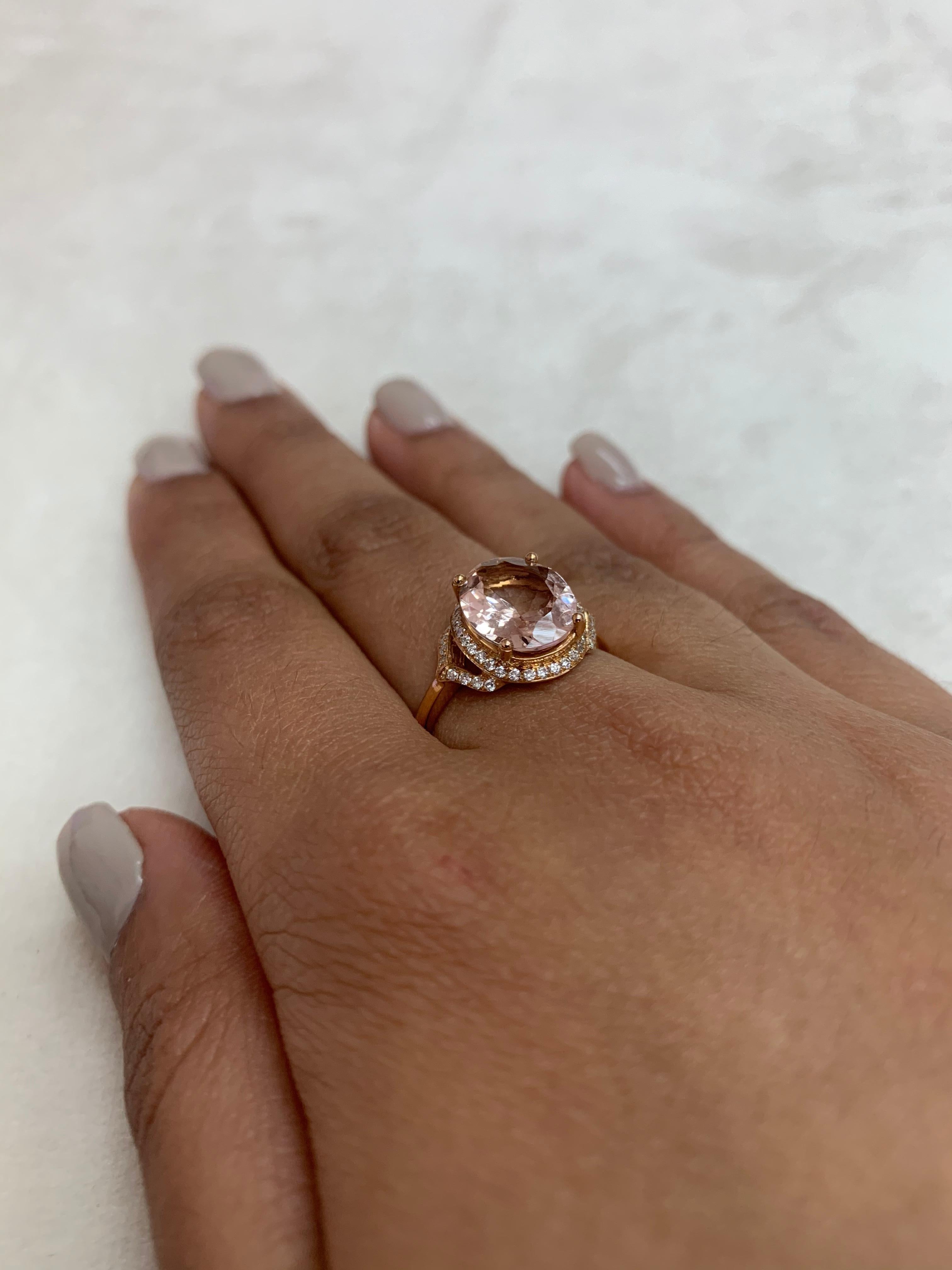 2.5 Carat Morganite and Diamond Ring in 18 Karat Rose Gold In New Condition For Sale In Hong Kong, HK