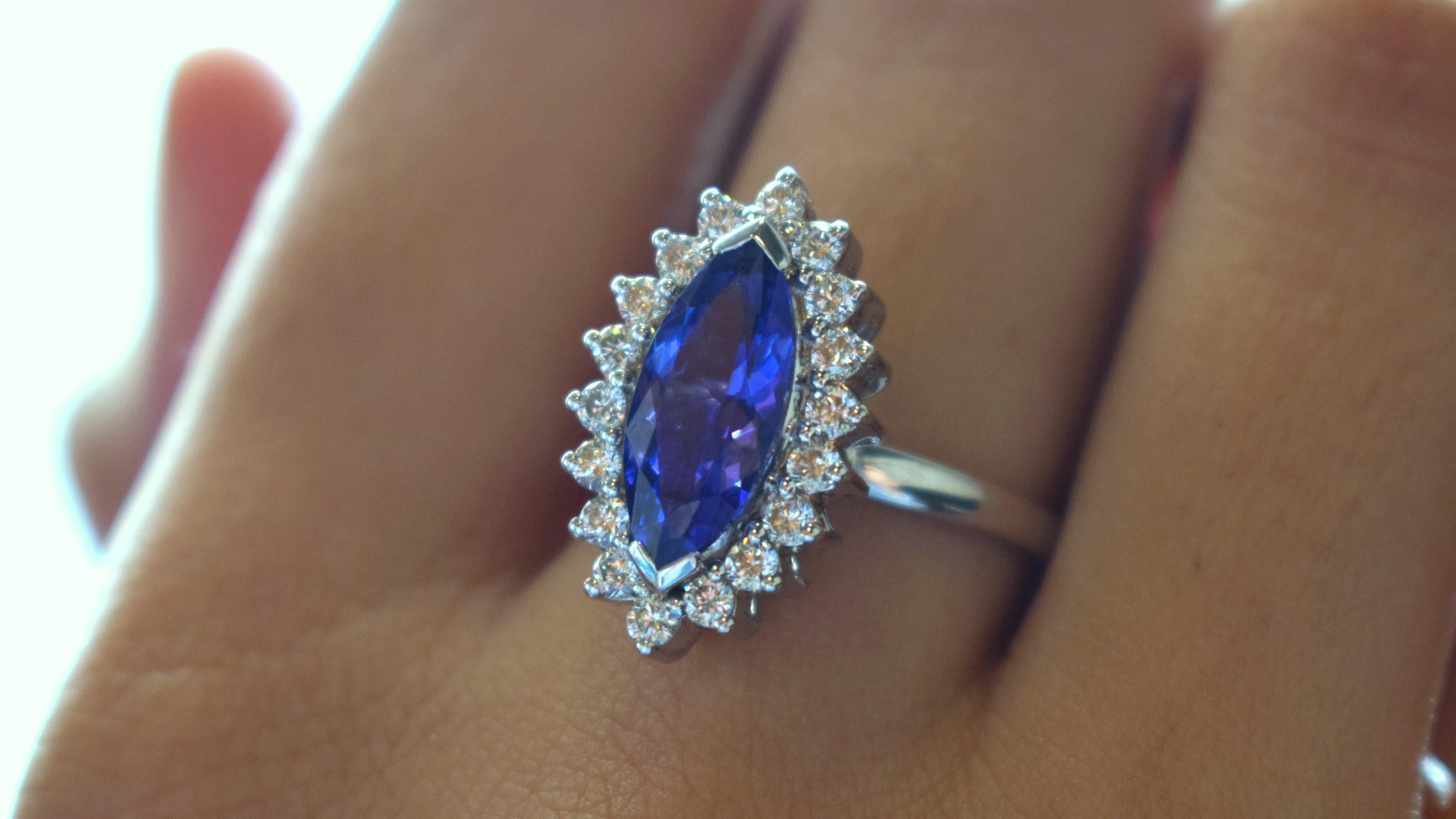 2.5 Carat Natural AAA Tanzanite Diamond Halo Cocktail Engagement Ring 18k Gold Pour femmes en vente