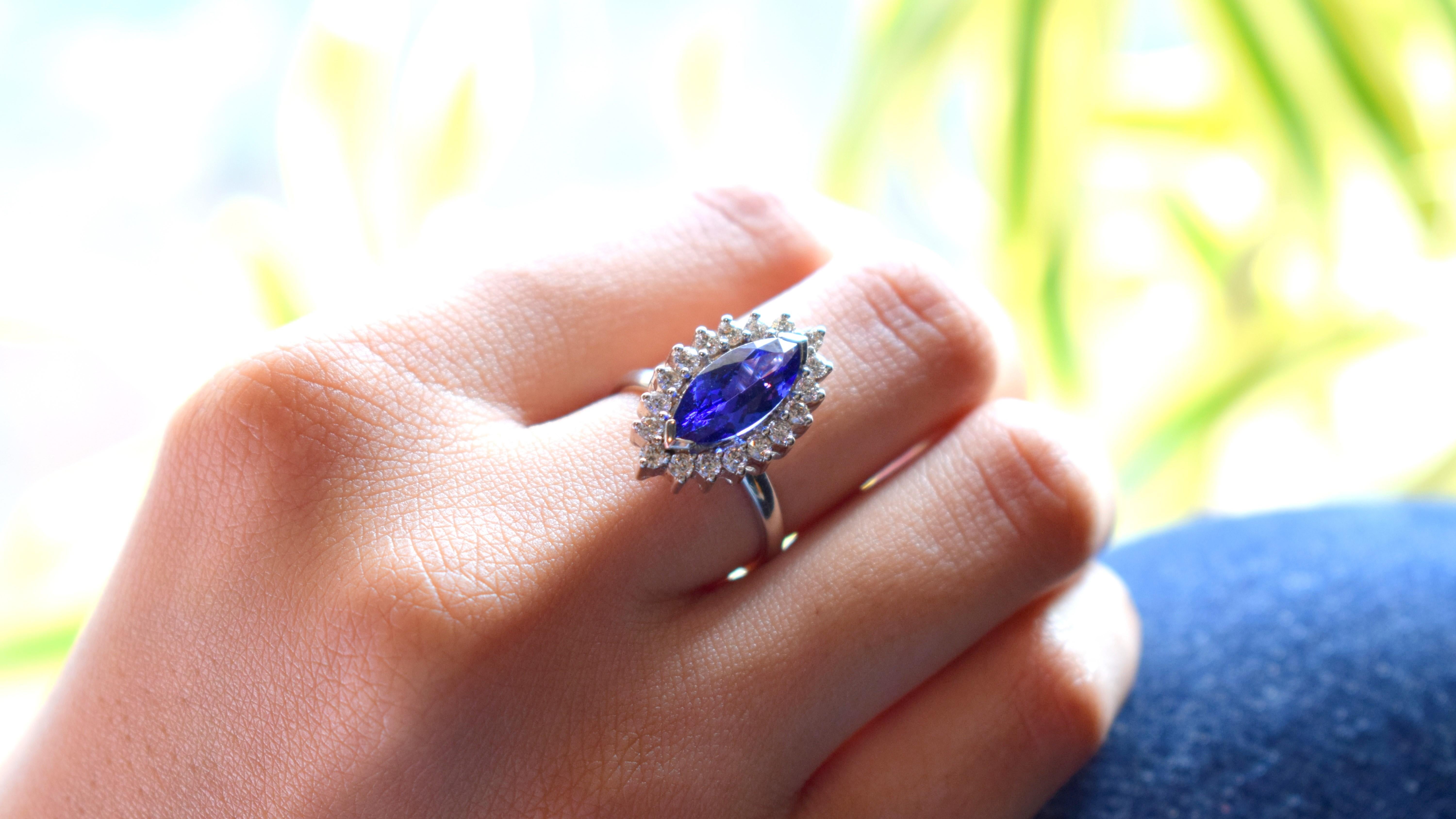 2.5 Carat Natural AAA Tanzanite Diamond Halo Cocktail Engagement Ring 18k Gold en vente 1