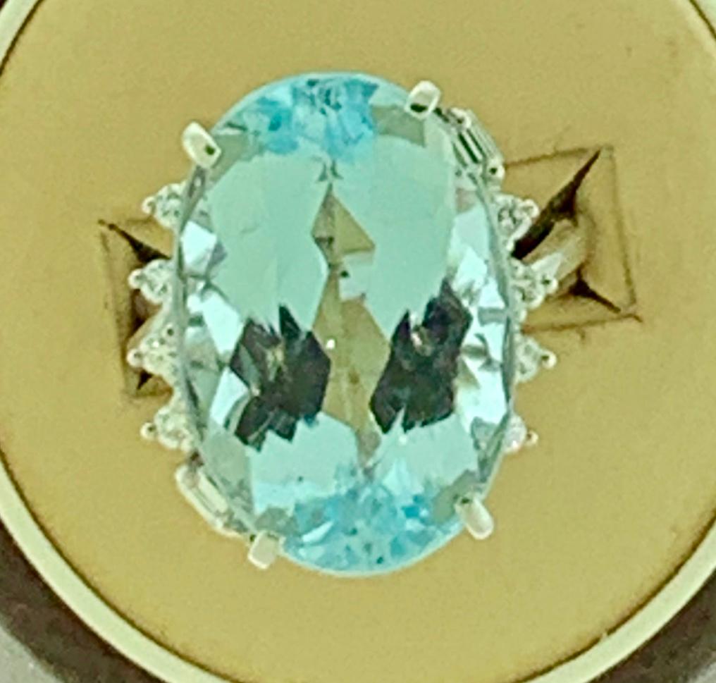 Oval Cut 25 Carat Natural Aquamarine and Diamond Cocktail Ring 18 Karat Gold, Estate For Sale
