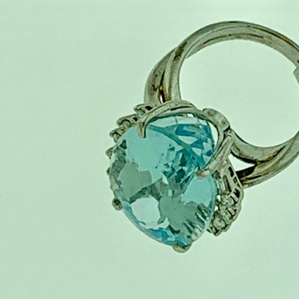 25 Carat Natural Aquamarine and Diamond Cocktail Ring 18 Karat Gold, Estate In Excellent Condition For Sale In New York, NY