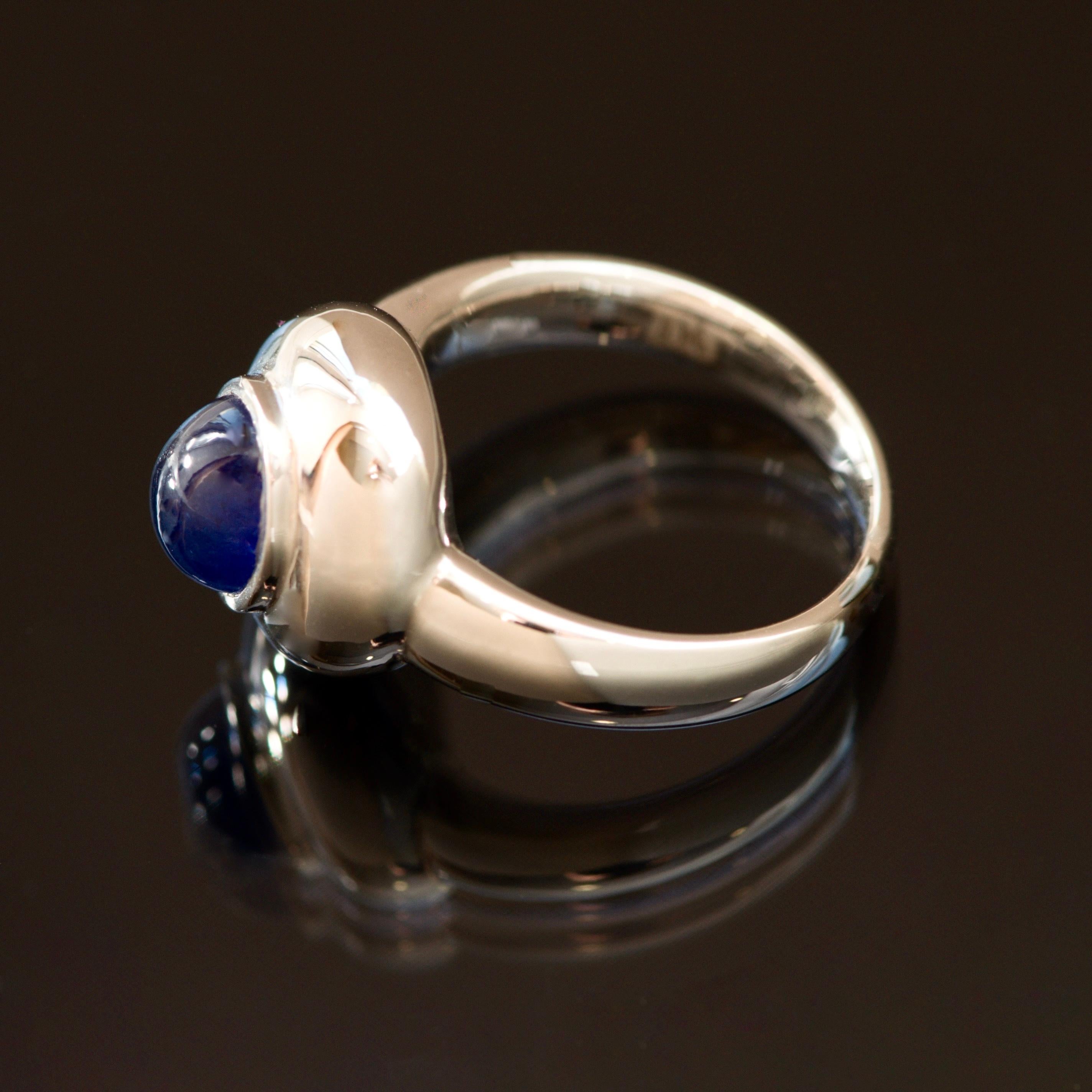 Modern 2.5 Carat Natural Blue Sapphire Cabochon 14 Karat White Gold Cocktail Ring