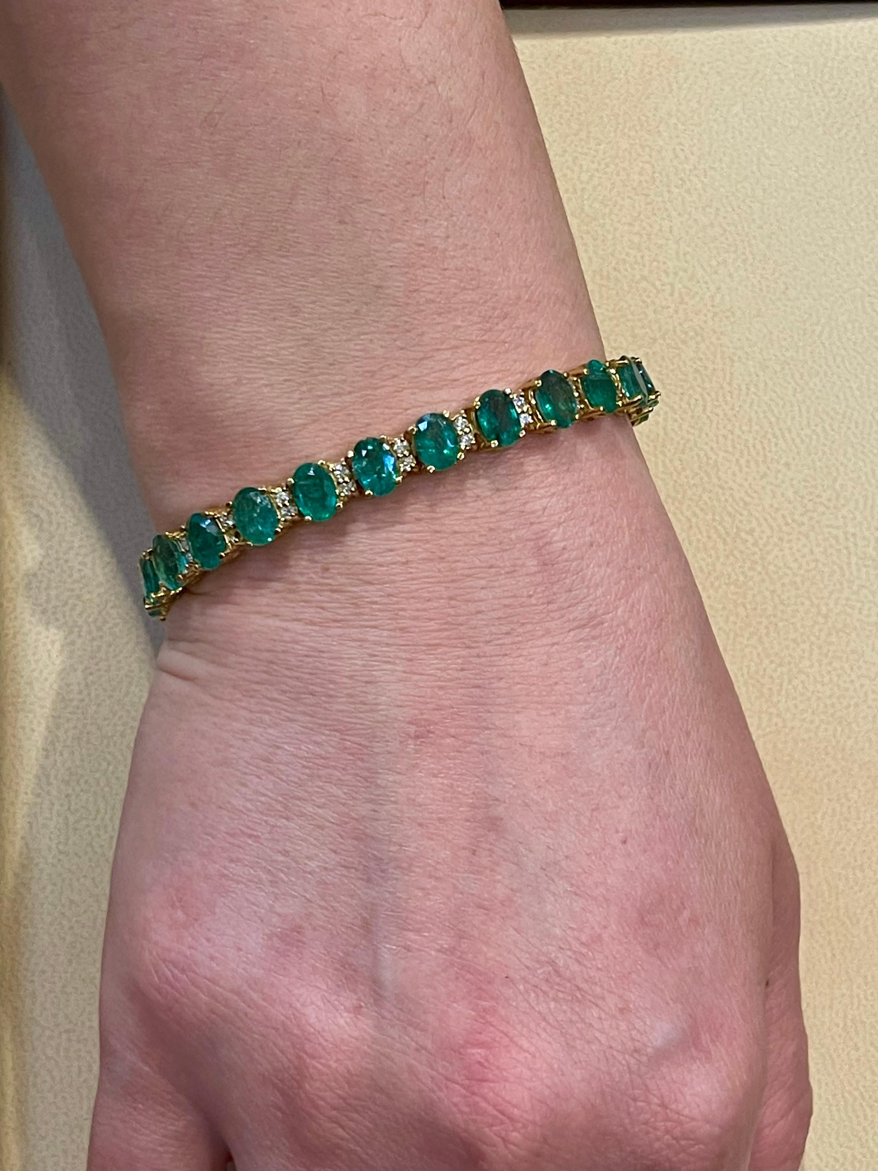25 Carat Natural Emerald & 1.8 Carat Diamond Tennis Bracelet 18 Kt Yellow Gold For Sale 3