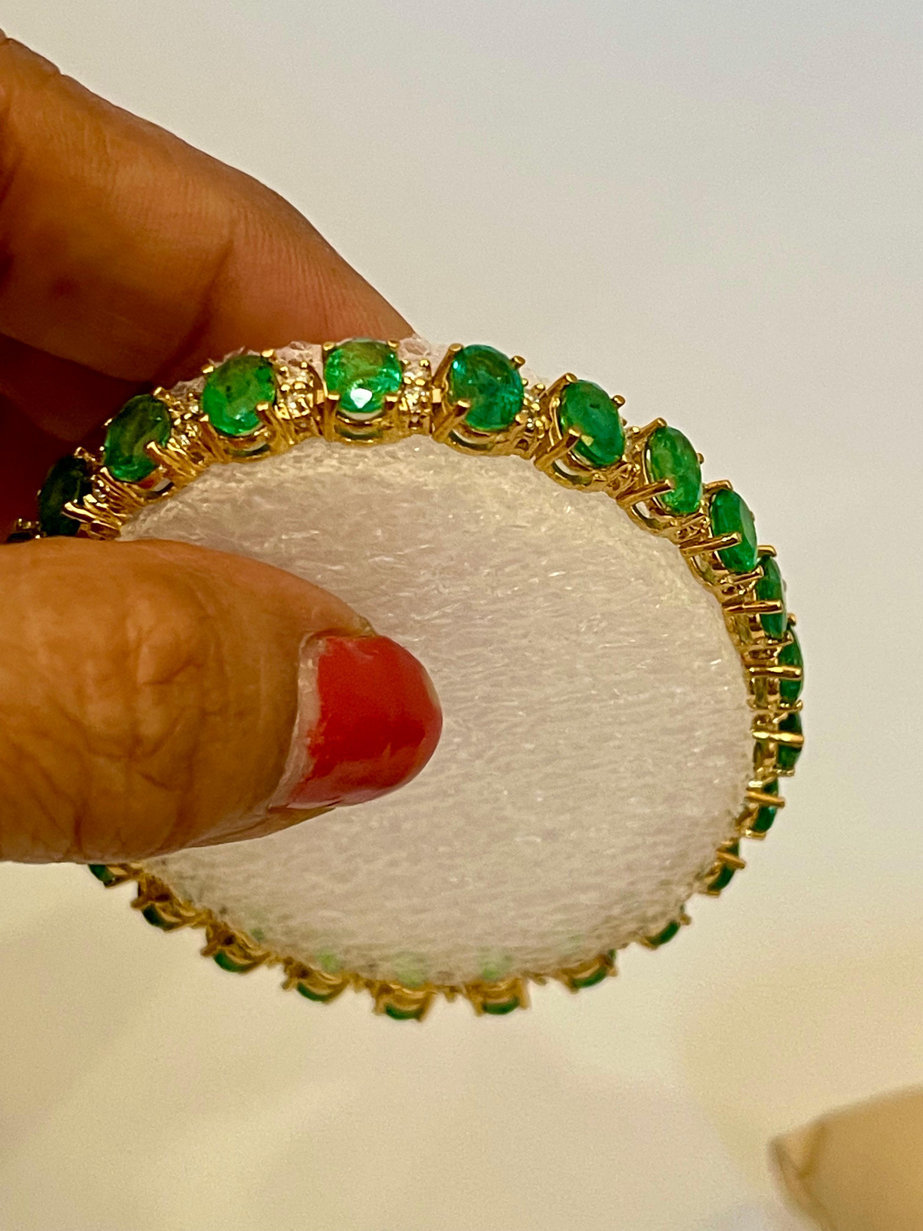 25 Carat Natural Emerald & 1.8 Carat Diamond Tennis Bracelet 18 Kt Yellow Gold For Sale 9
