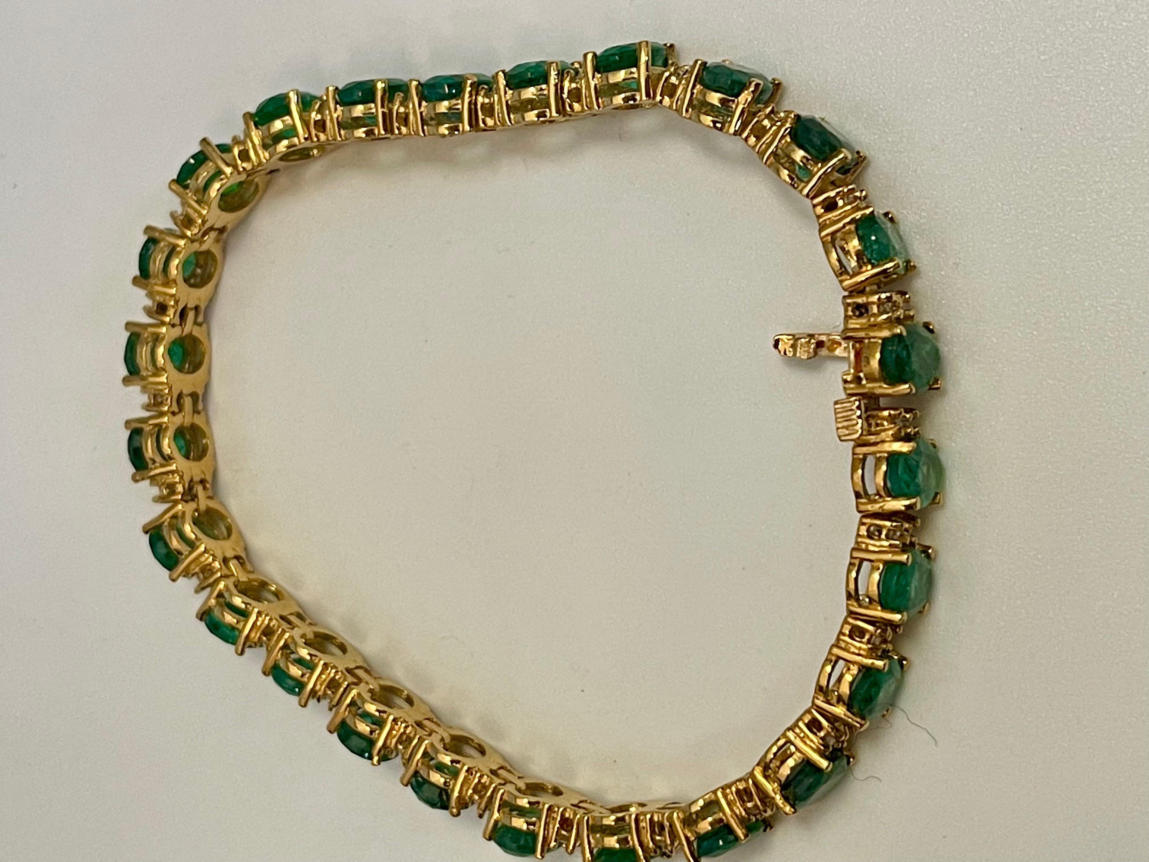 25 Carat Natural Emerald & 1.8 Carat Diamond Tennis Bracelet 18 Kt Yellow Gold For Sale 1