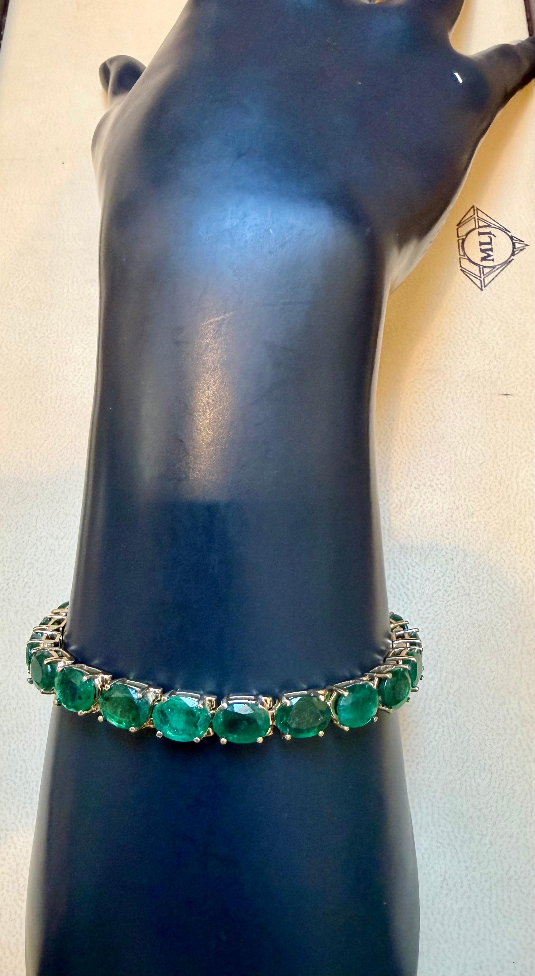  Este tenis excepcionalmente asequible  pulsera tiene  25  piedras de óvalo  Esmeraldas  .  El peso total de las esmeraldas es de  aproximadamente 25 quilates. 
La pulsera está expertamente elaborada con 19.8 gramos de  14 quilates Blanco  oro .