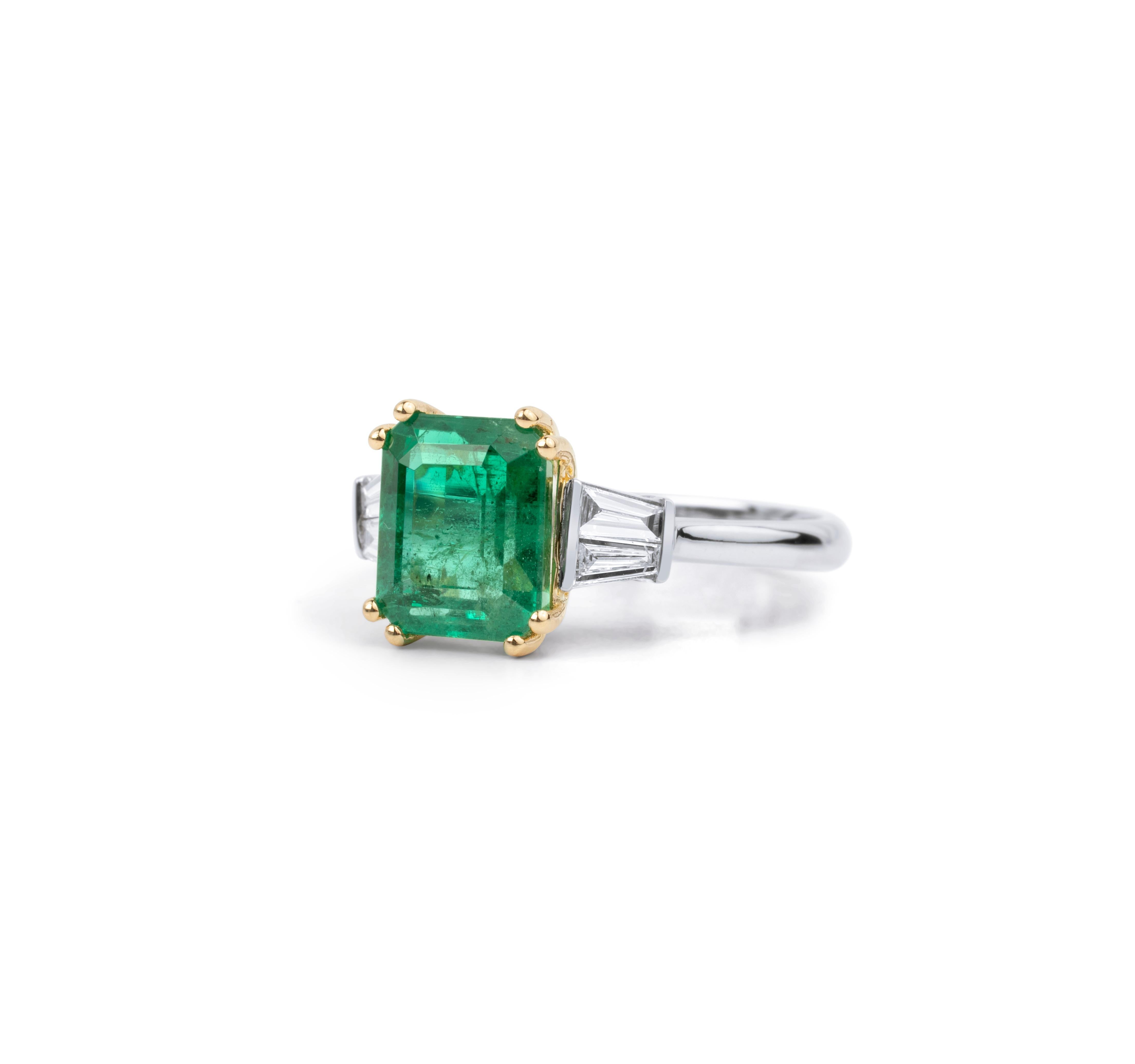 Art Deco 2.5 Carat Natural Emerald Diamond Cocktail Engagement Ring 18k White Gold For Sale