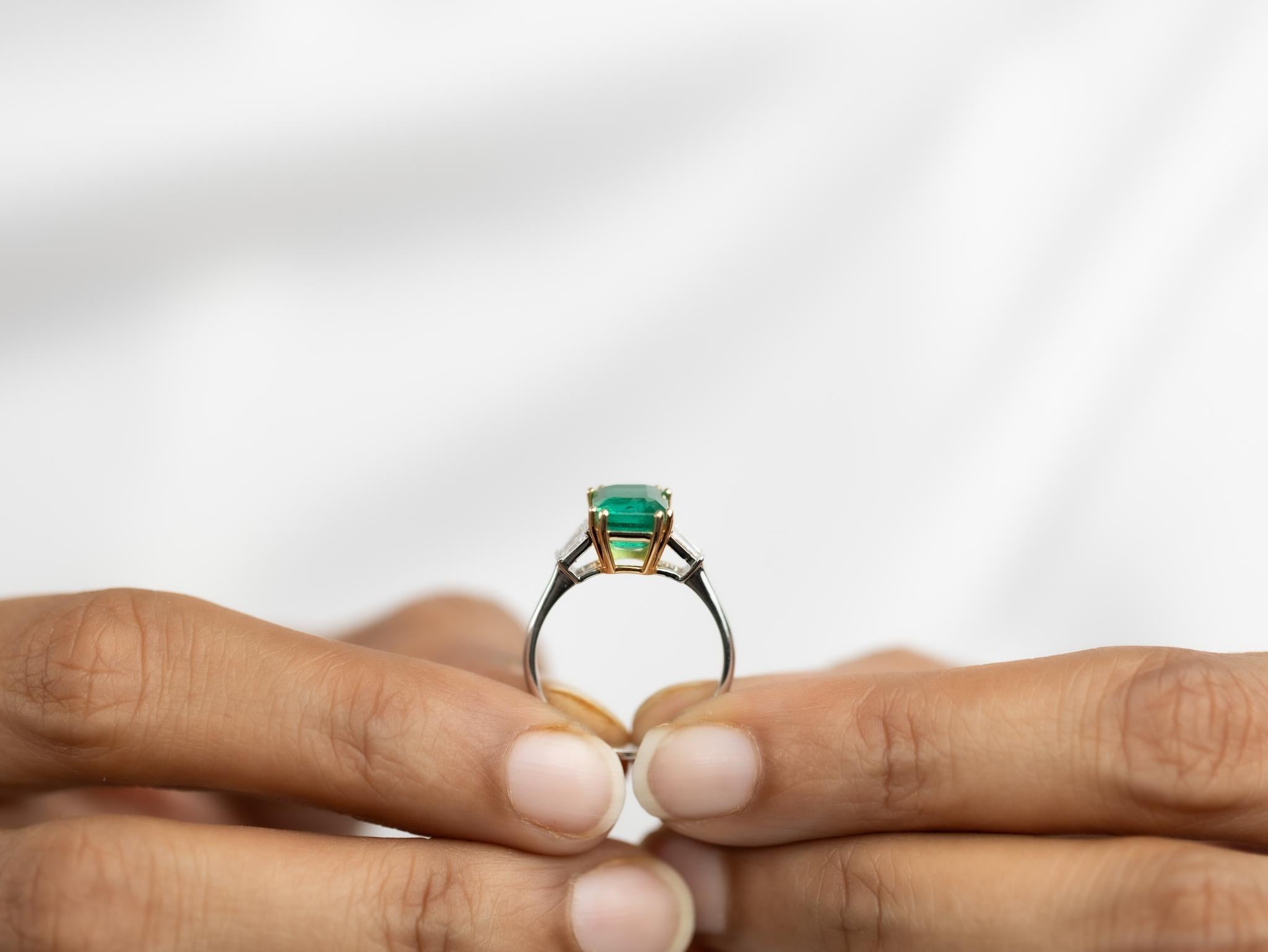 2.5 Carat Natural Emerald Diamond Cocktail Engagement Ring 18k White Gold In New Condition For Sale In Jaipur, RJ