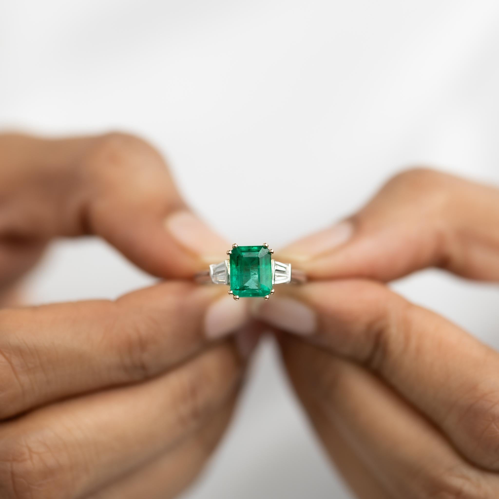 Women's 2.5 Carat Natural Emerald Diamond Cocktail Engagement Ring 18k White Gold For Sale