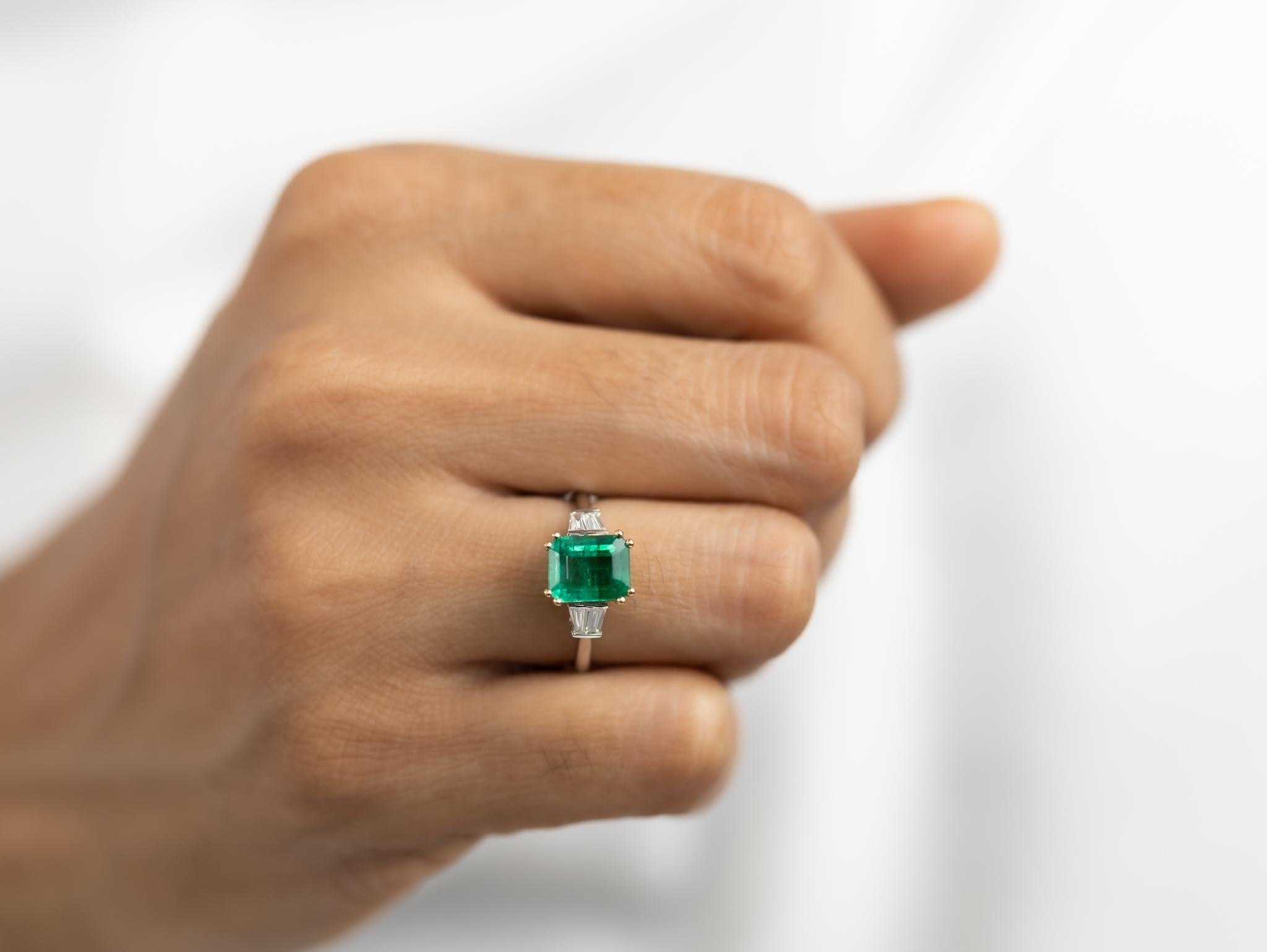 2.5 Carat Natural Emerald Diamond Cocktail Engagement Ring 18k White Gold For Sale 2