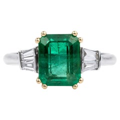 Anello di fidanzamento da 2,5 carati con smeraldo naturale e diamante da cocktail in oro bianco 18k