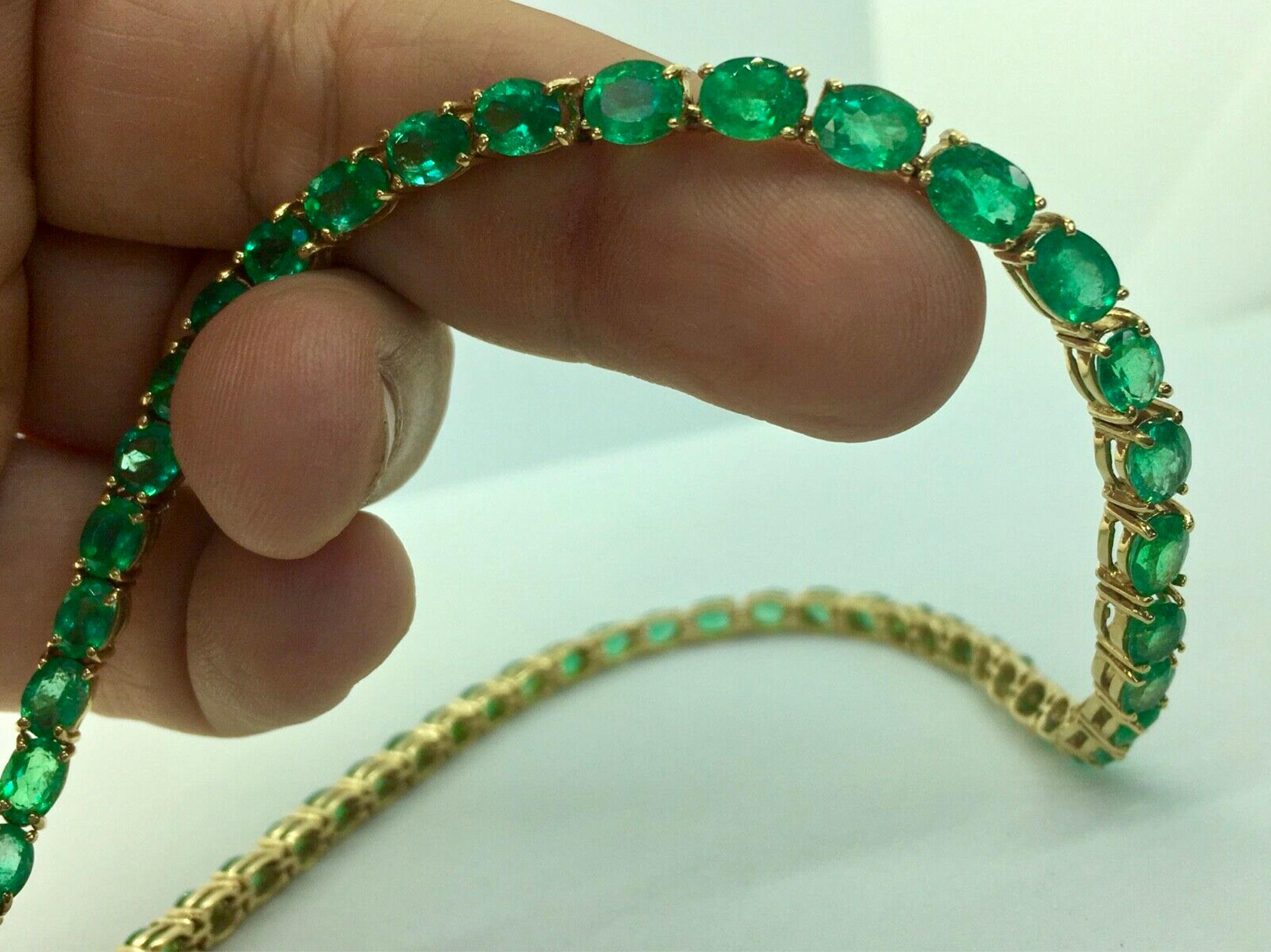 Contemporary 25 Carat Natural Oval Colombian Emerald Necklace 18 Karat Yellow Gold For Sale