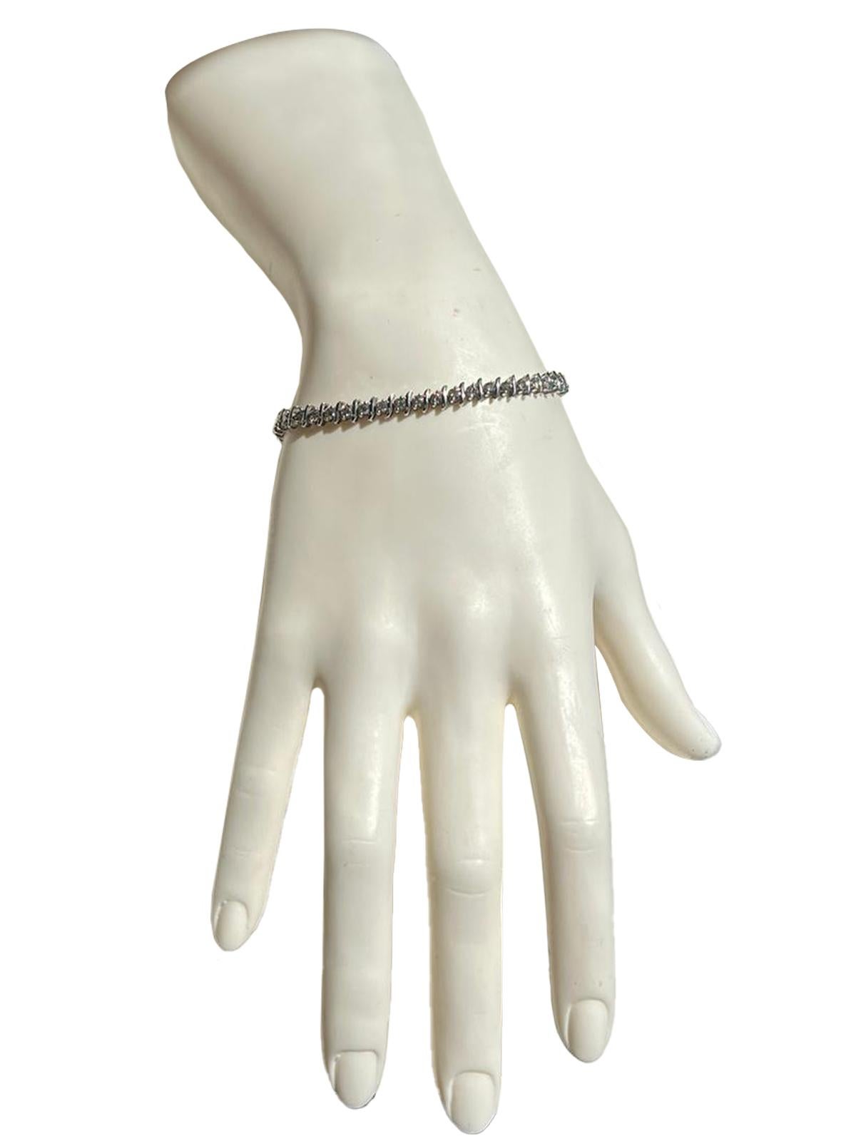 Women's 2.5 Carat Natural Round Diamond Tennis Bracelet 14 Karat White Gold For Sale