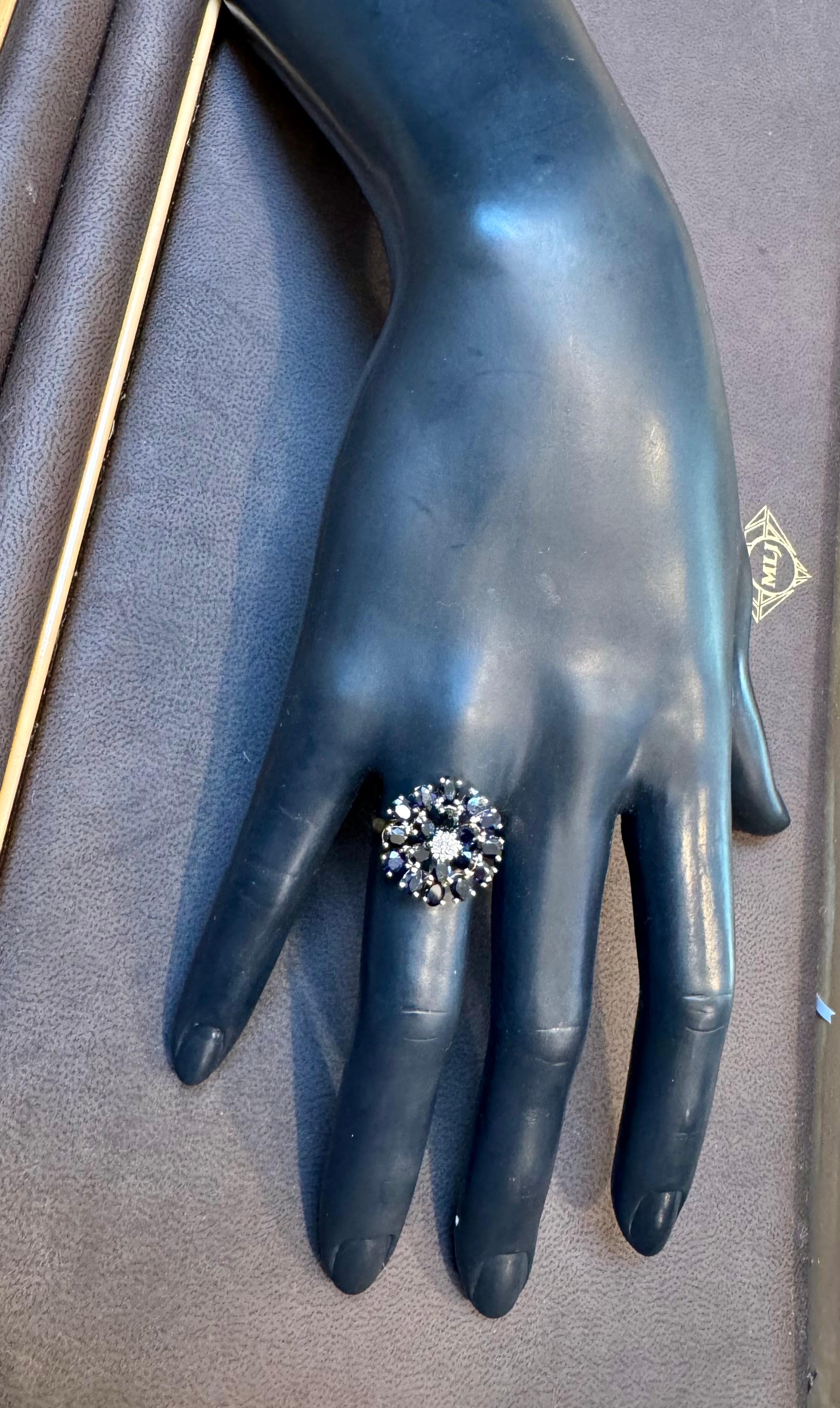 Ungefähr 2.5 Karat Ovaler Blauer Saphir &  Diamant-Cocktailring aus 14 Karat Gelbgold Estate
zwei Reihen von Kreisen  des Ovals  natürliche Saphire .
Runde Diamanten im Brillantschliff als Cluster in der Mitte der Blume
14 Karat Gelbgold 3,9 Gramm,
