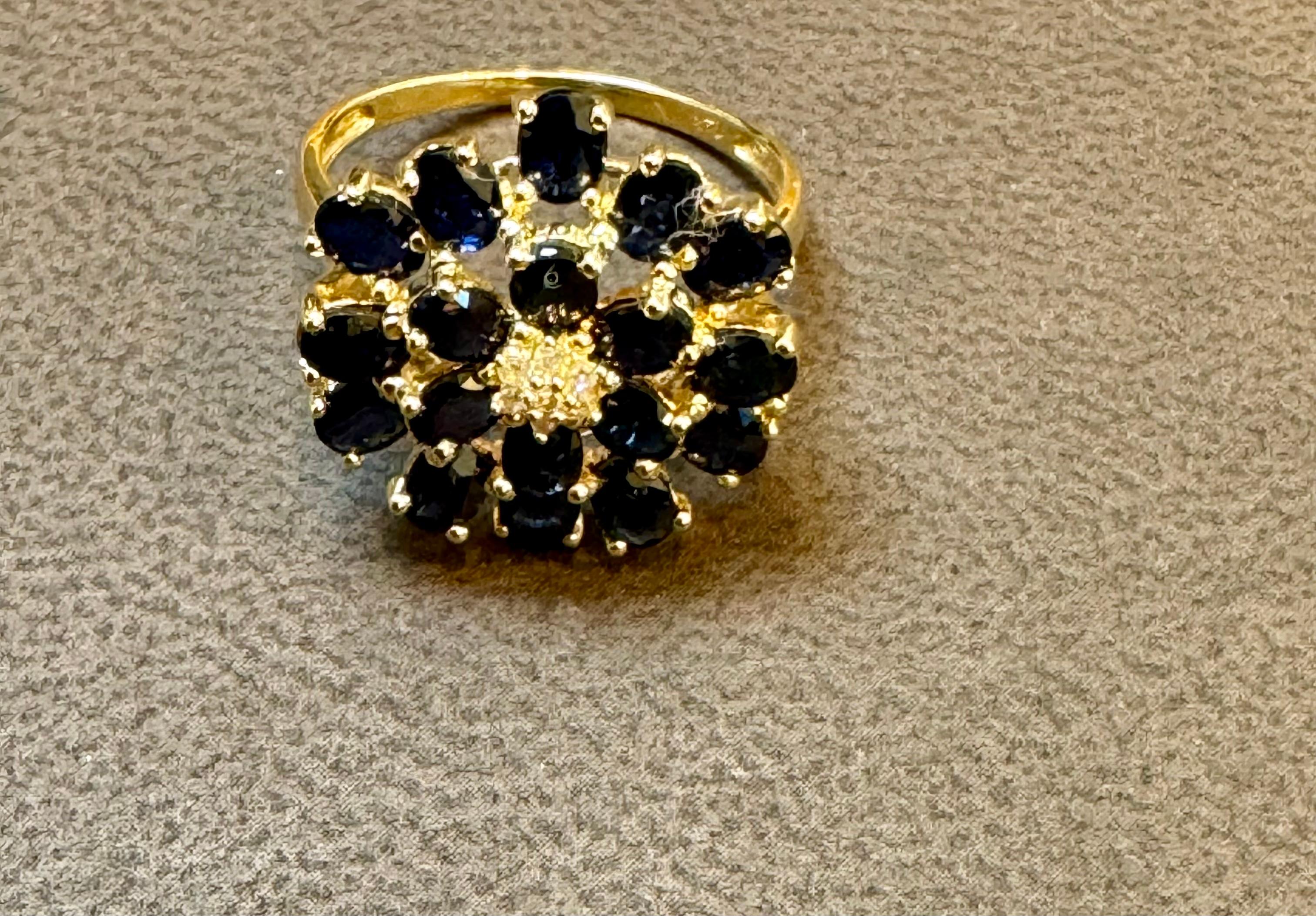 2,5 Karat ovaler blauer Saphir und Diamant-Cocktailring aus 14 Karat Gold Nachlass im Zustand „Hervorragend“ im Angebot in New York, NY
