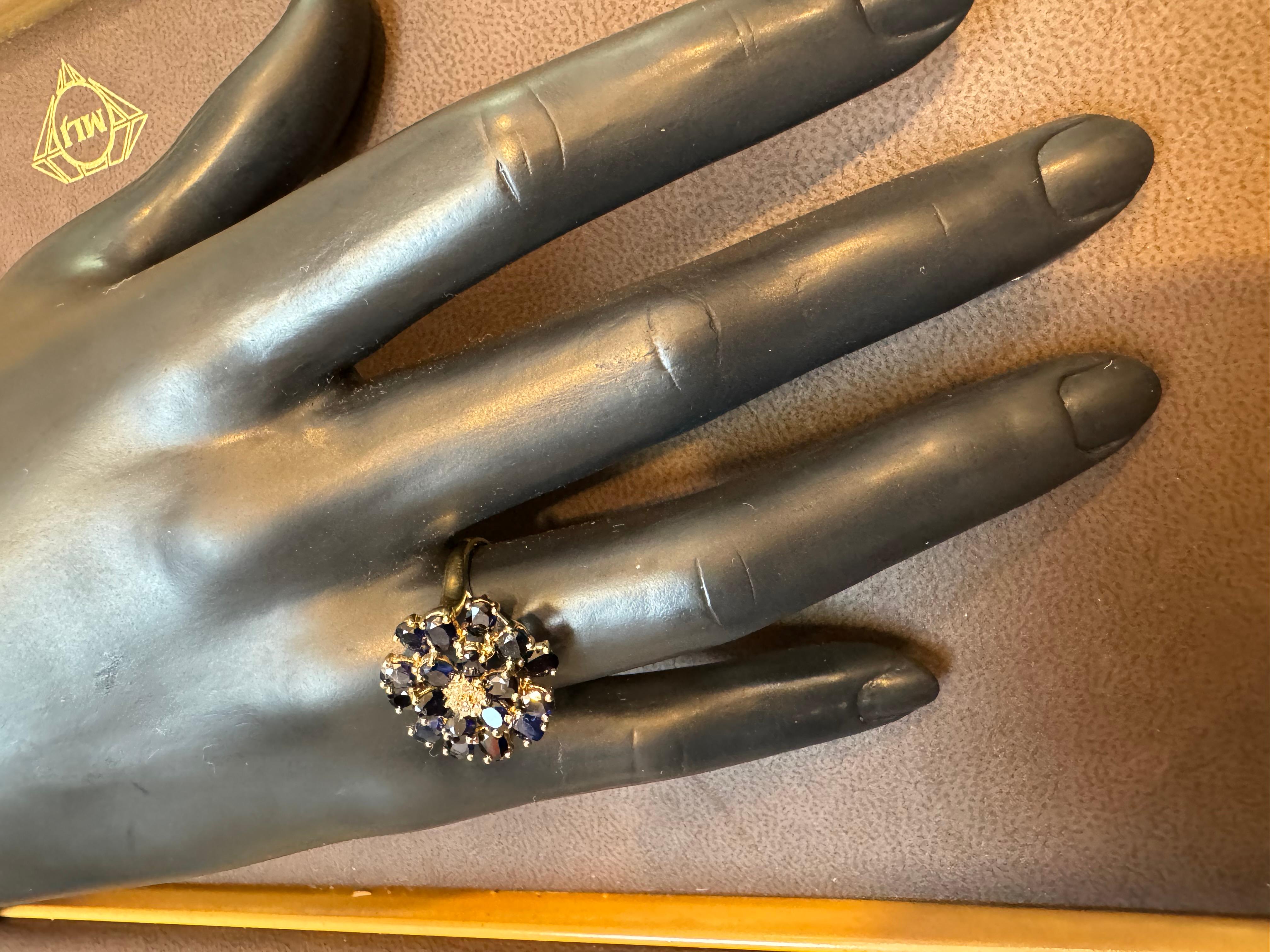 2,5 Karat ovaler blauer Saphir und Diamant-Cocktailring aus 14 Karat Gold Nachlass Damen im Angebot
