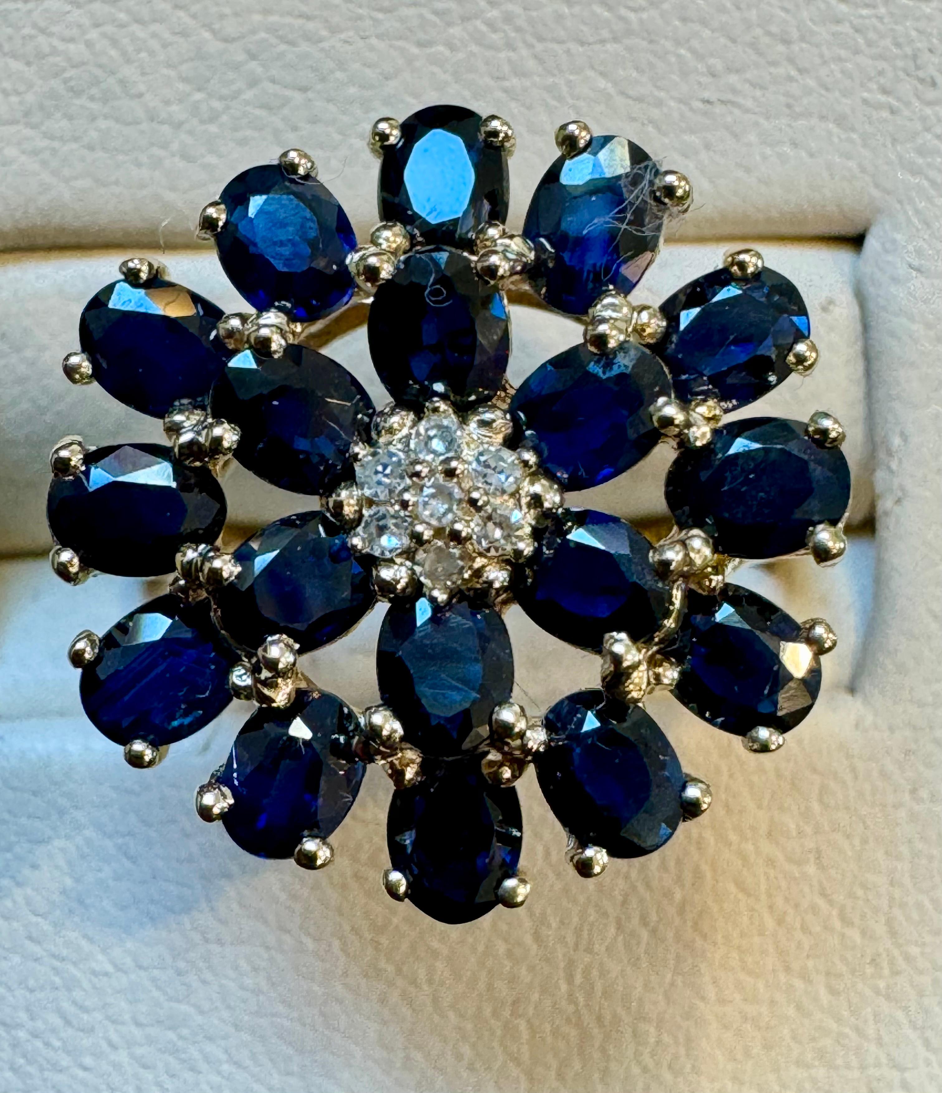 2,5 Karat ovaler blauer Saphir und Diamant-Cocktailring aus 14 Karat Gold Nachlass im Angebot 1