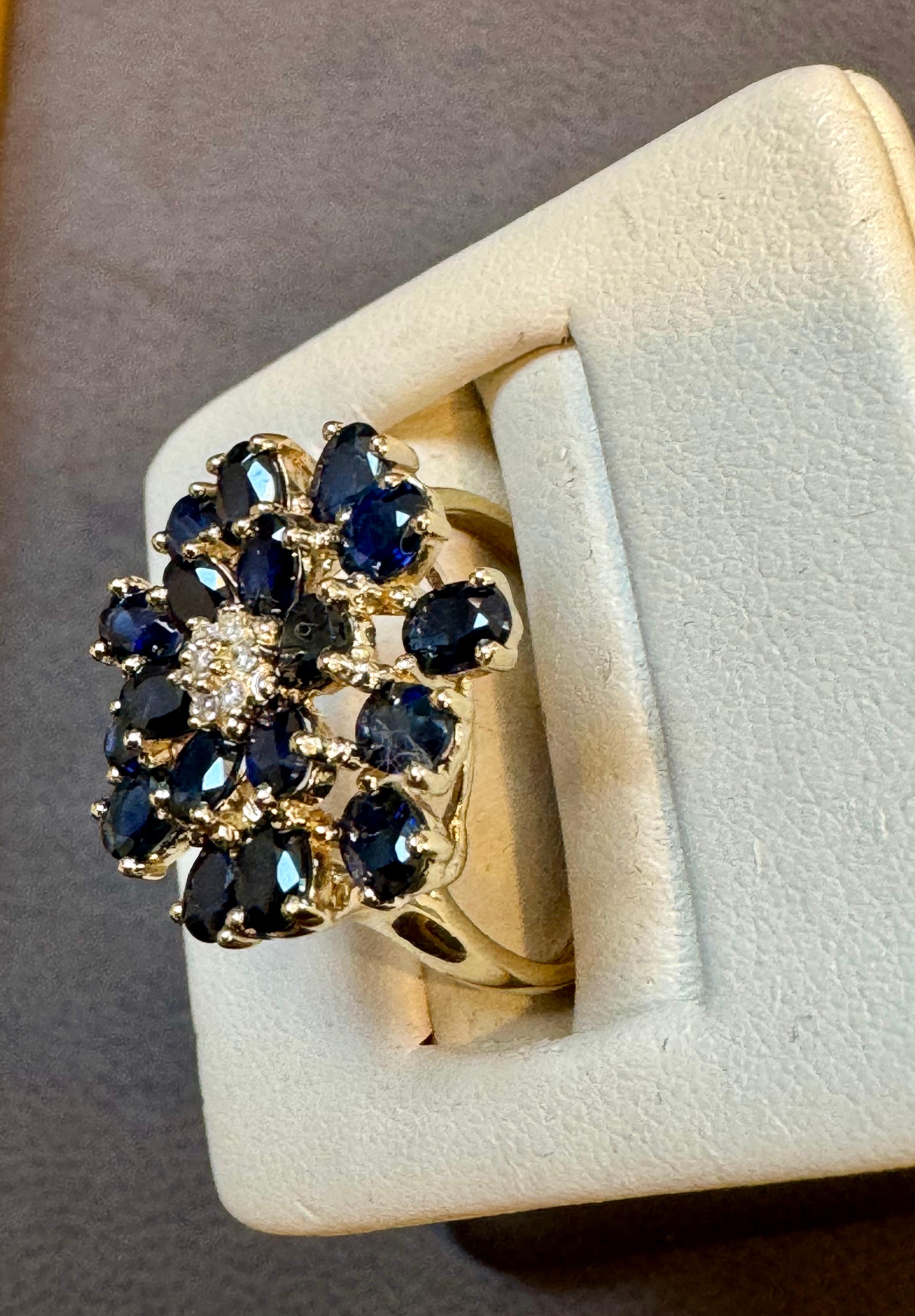 2,5 Karat ovaler blauer Saphir und Diamant-Cocktailring aus 14 Karat Gold Nachlass im Angebot 2