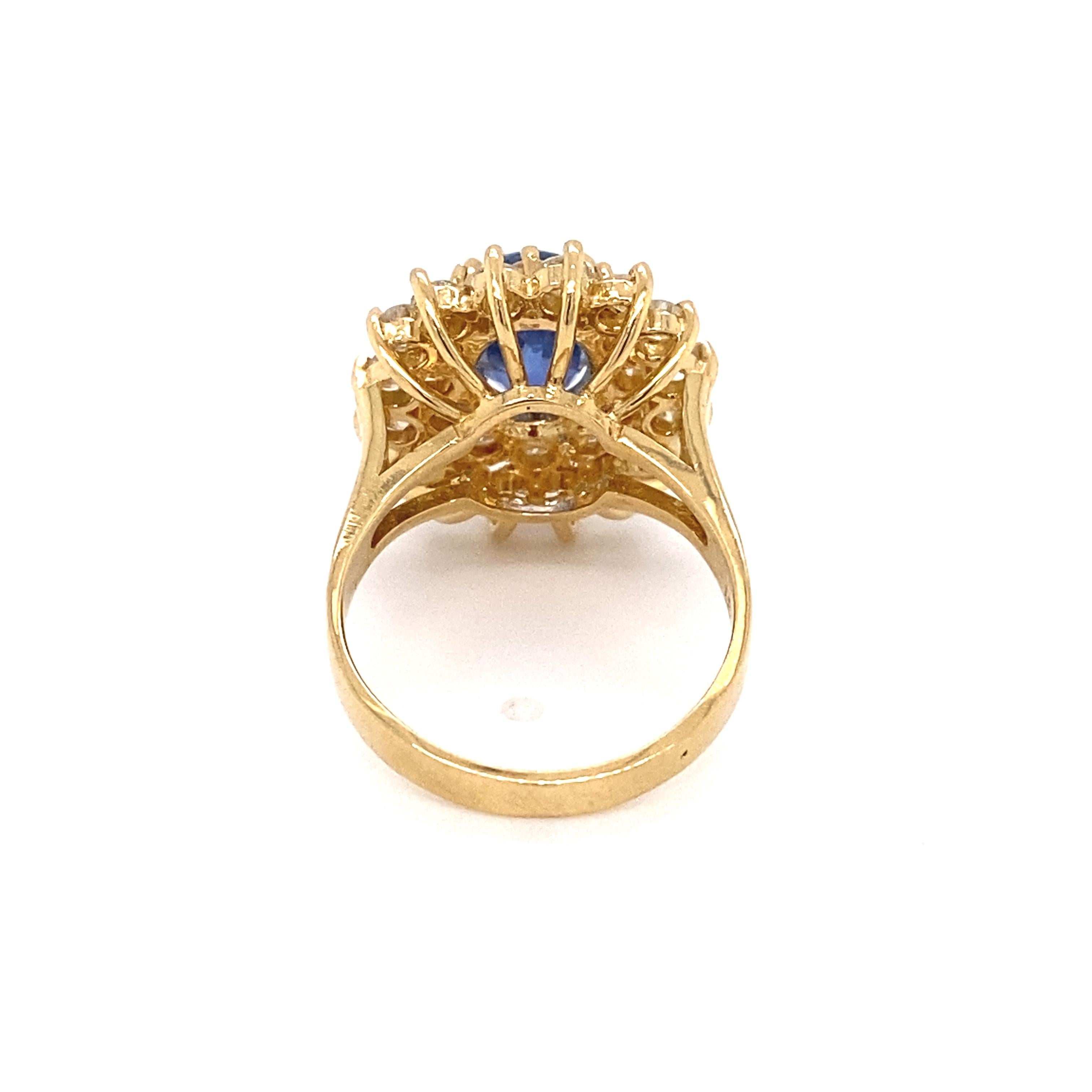 2,5 Karat ovaler Ceylon-Saphir und Diamant Doppel Halo Ring in 18 Karat Gold im Zustand „Hervorragend“ in Hicksville, NY