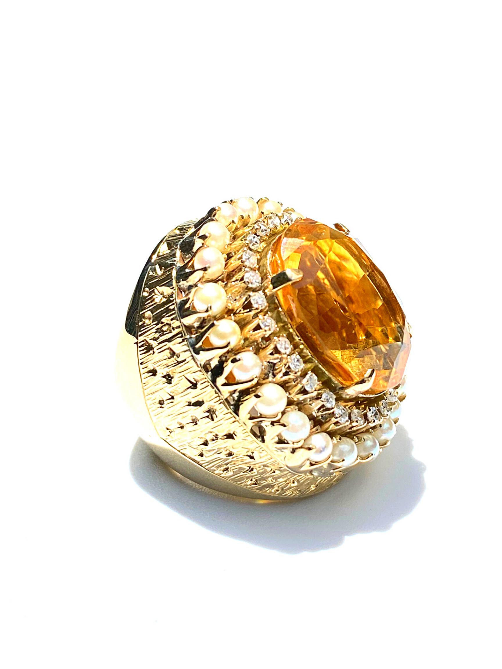 25 Carat Oval-Cut Citrine, Pearl and Diamond 14k Yellow Gold Cocktail Ring In Excellent Condition For Sale In Miami, FL