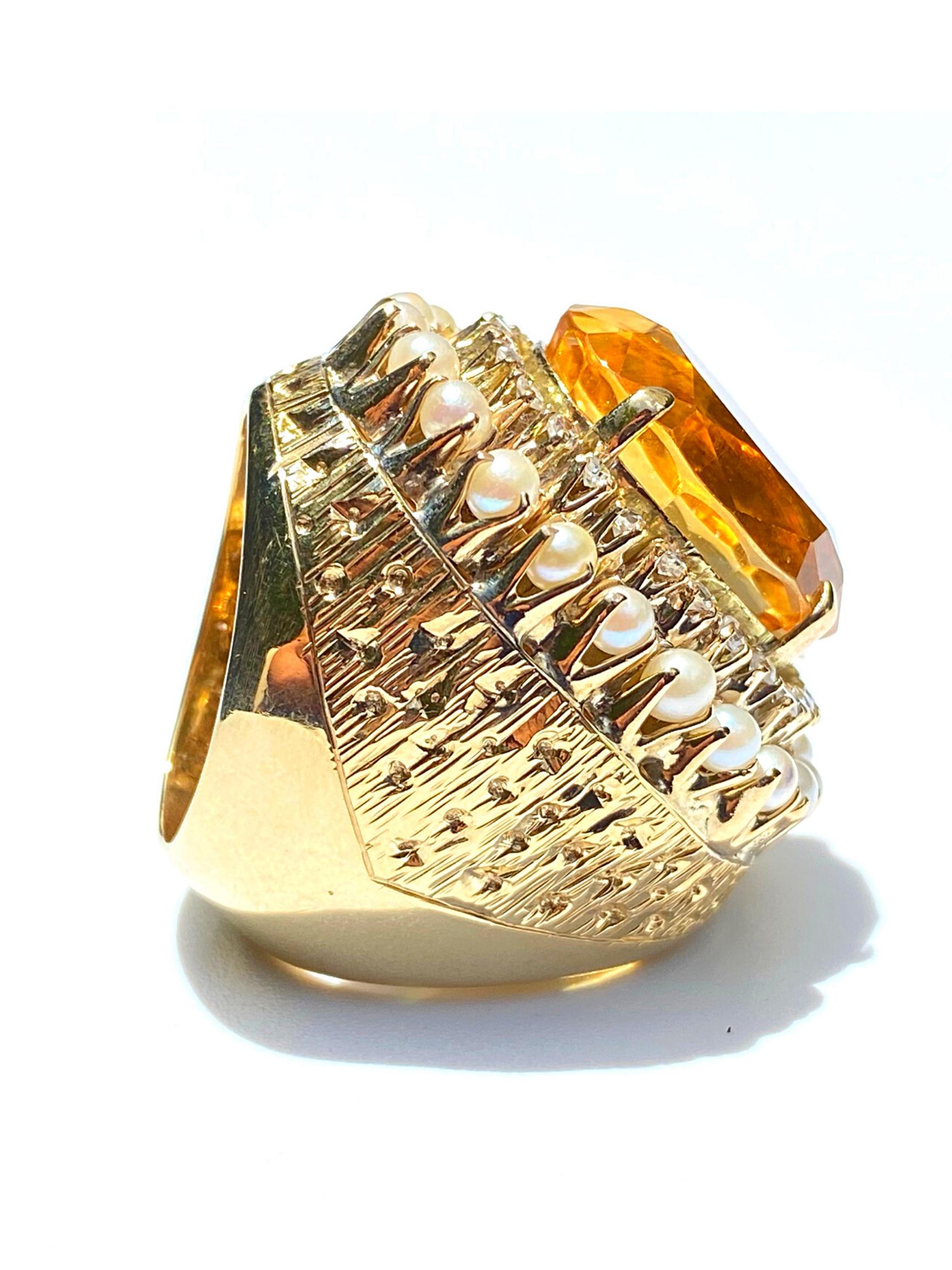 Women's or Men's 25 Carat Oval-Cut Citrine, Pearl and Diamond 14k Yellow Gold Cocktail Ring For Sale