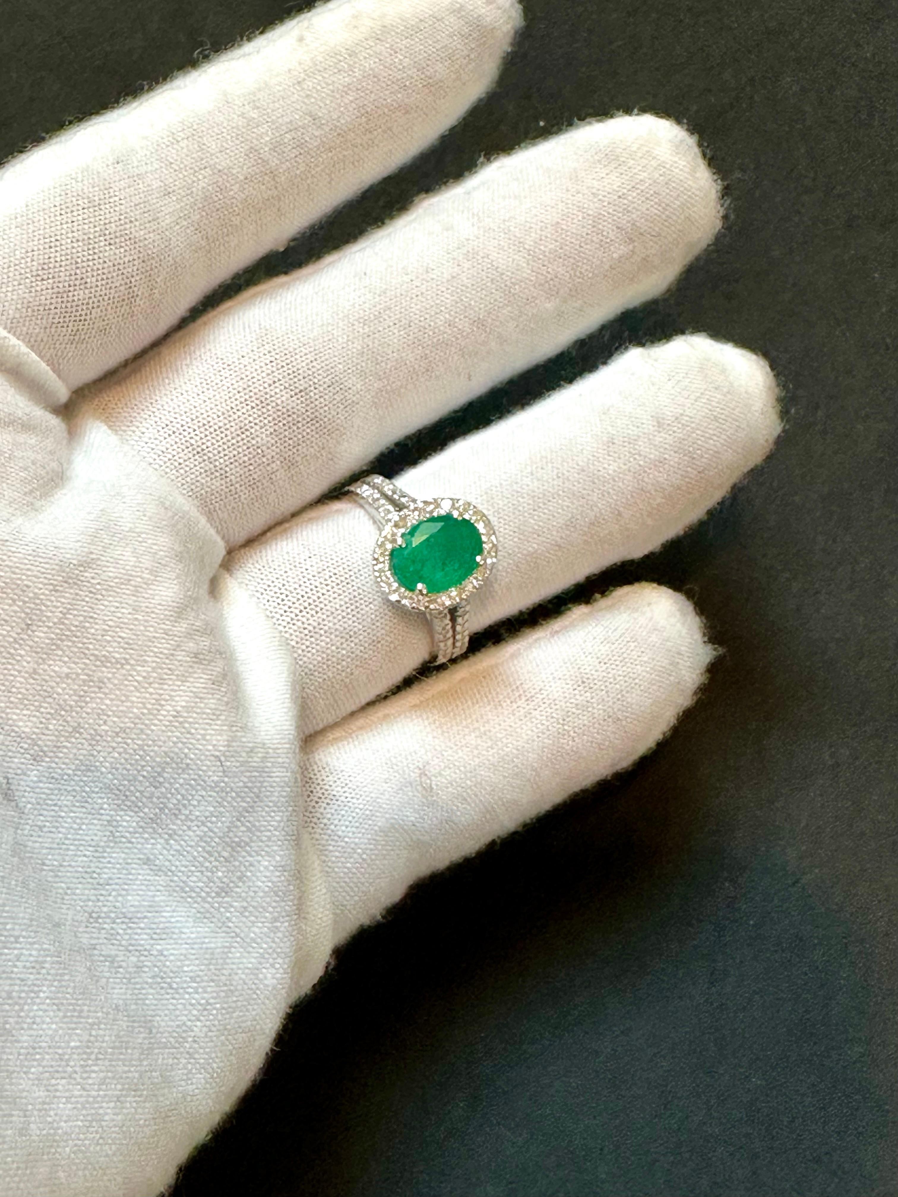 Anillo de oro blanco de 14 quilates con esmeralda zambiana natural ovalada de 2,5 quilates y diamante de 2 quilates en venta 2