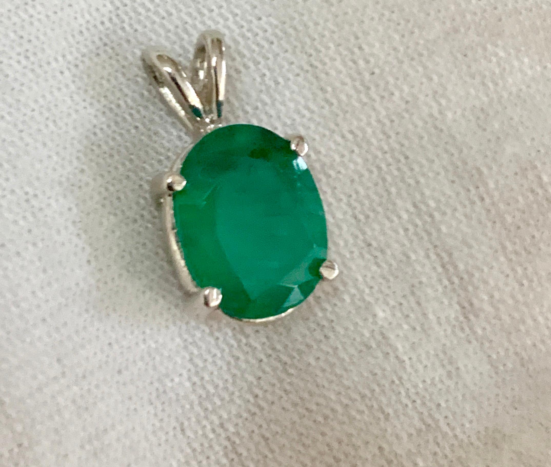 2.5 Carat Oval Shape Emerald Pendant or Necklace 14 Karat White Gold with Chain In Excellent Condition In New York, NY