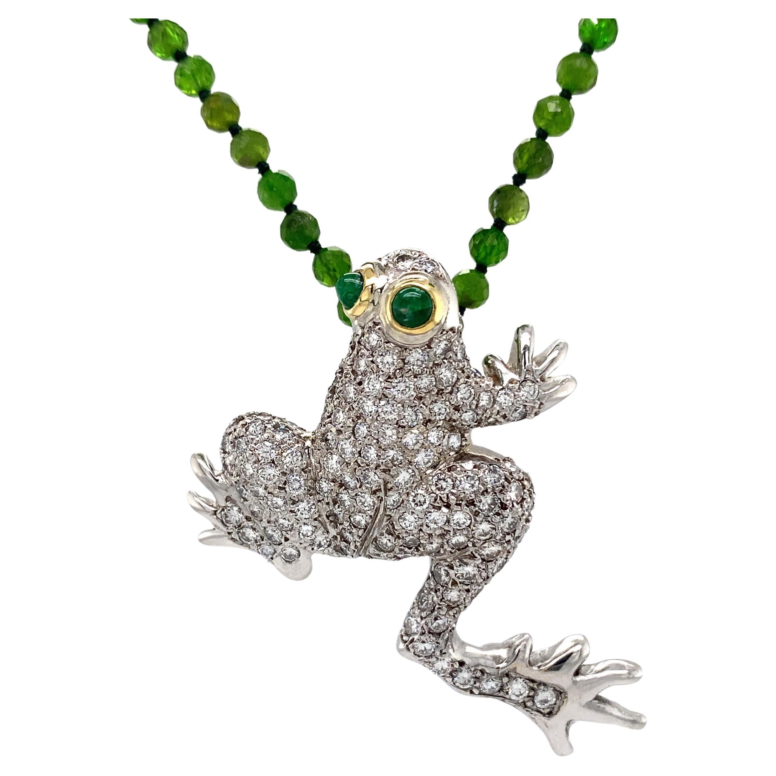 2,5 Karat Pavé-Diamant-Frosch-Anhänger aus Weißgold an einer Chrom-Diopsid-Perlenkette im Angebot