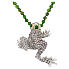 Pendentif grenouille en or blanc avec diamant pavé de 2,5 carats sur chaîne en perles de diopside chromé