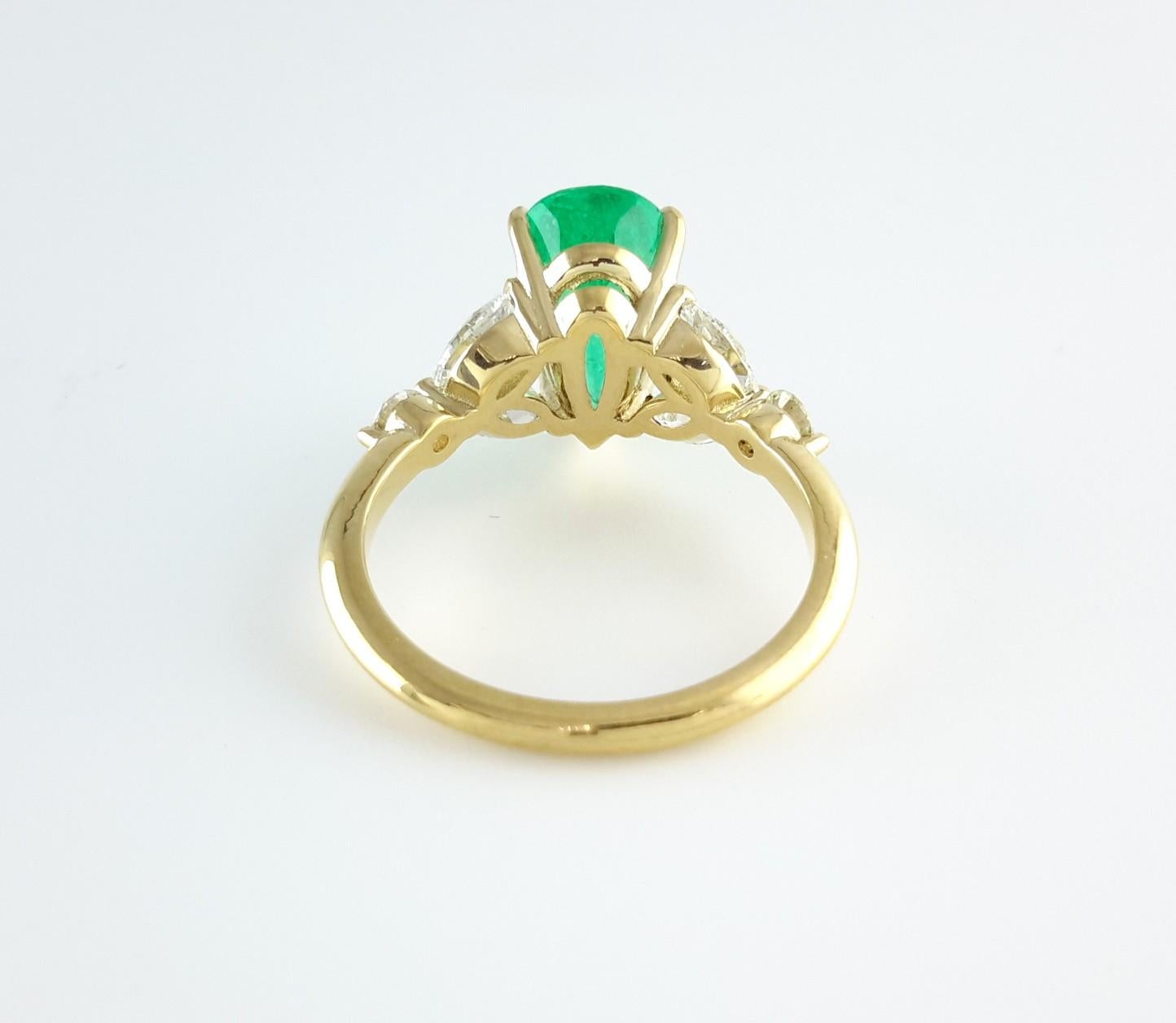 En venta: Anillo de Esmeralda Colombiana y Diamantes de 2,5 quilates en forma de pera  3