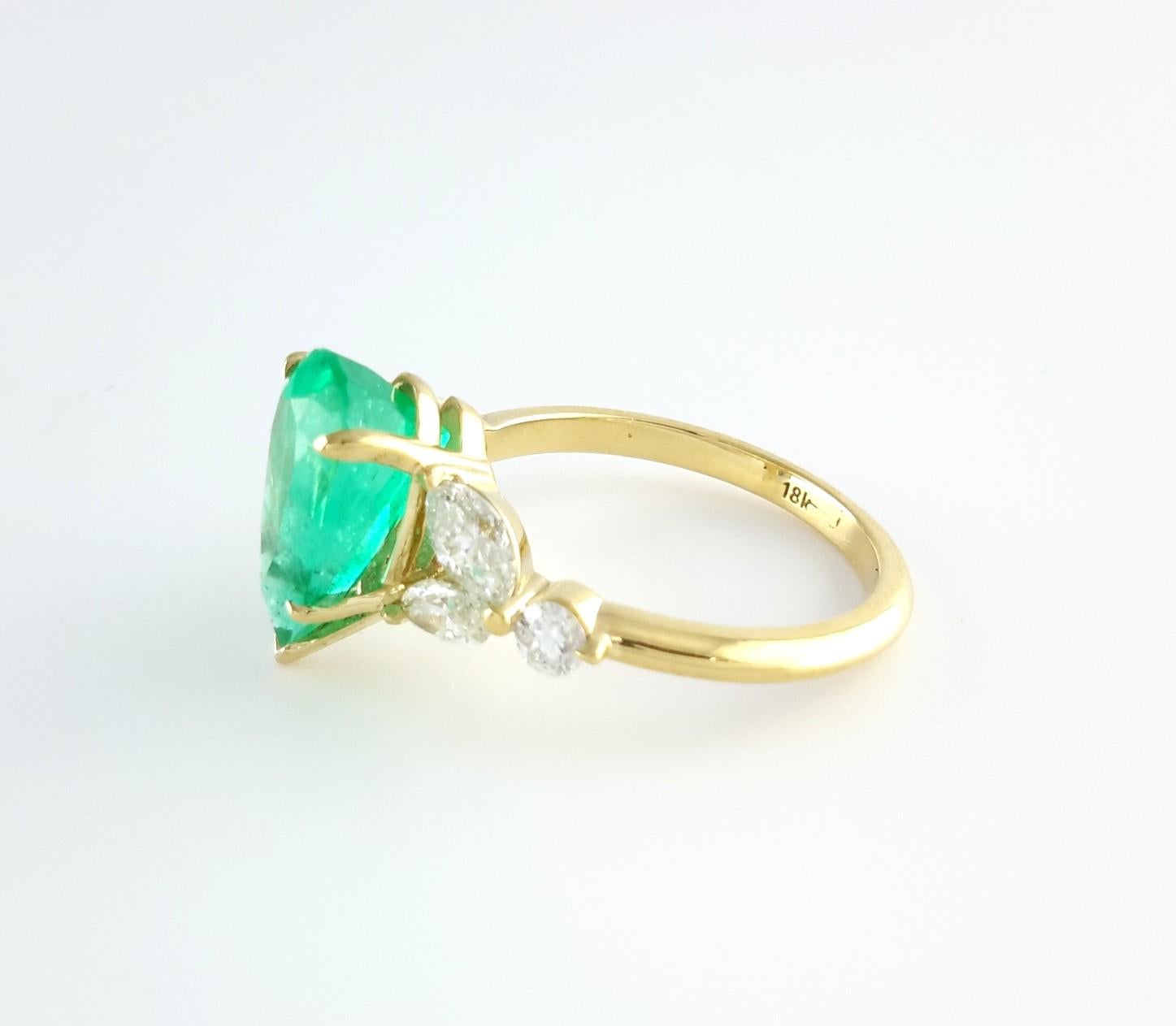 En venta: Anillo de Esmeralda Colombiana y Diamantes de 2,5 quilates en forma de pera  4