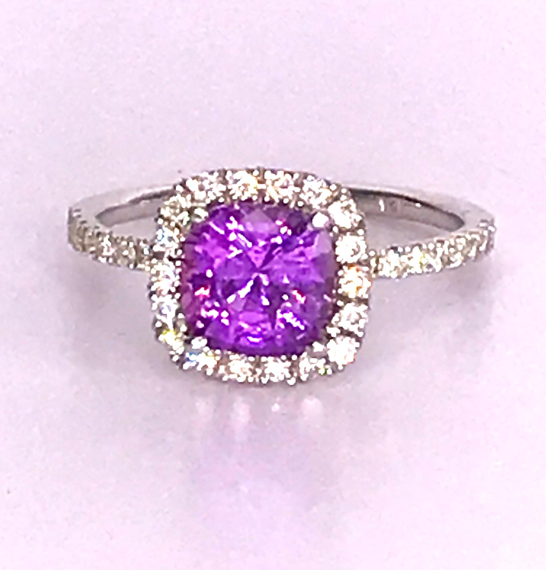 Dieser 2,5 Karat schwere, unerhitzte rosa Saphir in 14 Karat Weißgold und Brillanten hat einen Verlobungsring-Look, kann aber auch als Stapelring mit den anderen rosa und lila Saphiren getragen werden, die auf die gleiche Weise gefasst sind.