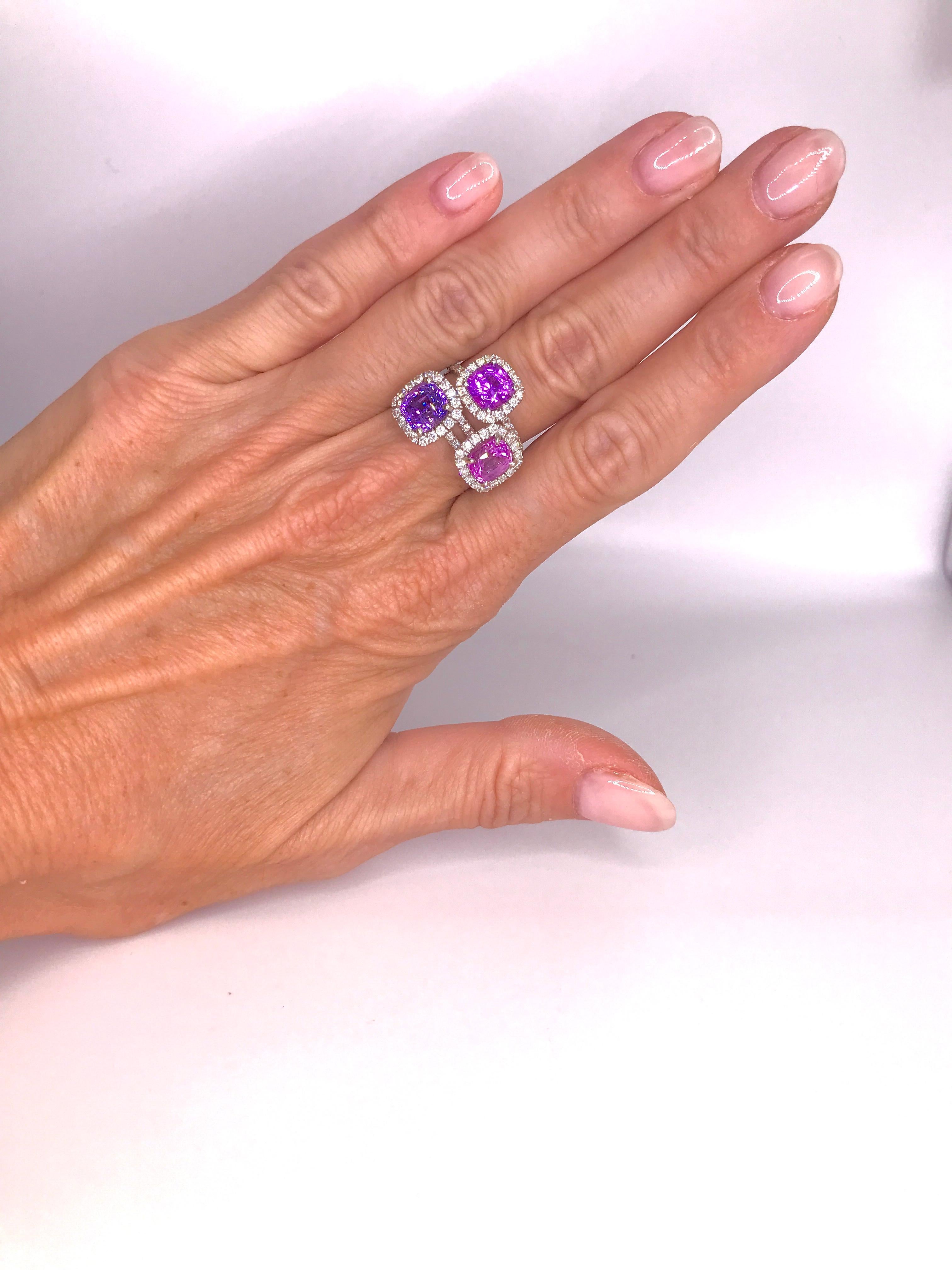 2,5 Karat rosa Saphir mit Diamanten Verlobungsring (Kissenschliff) im Angebot