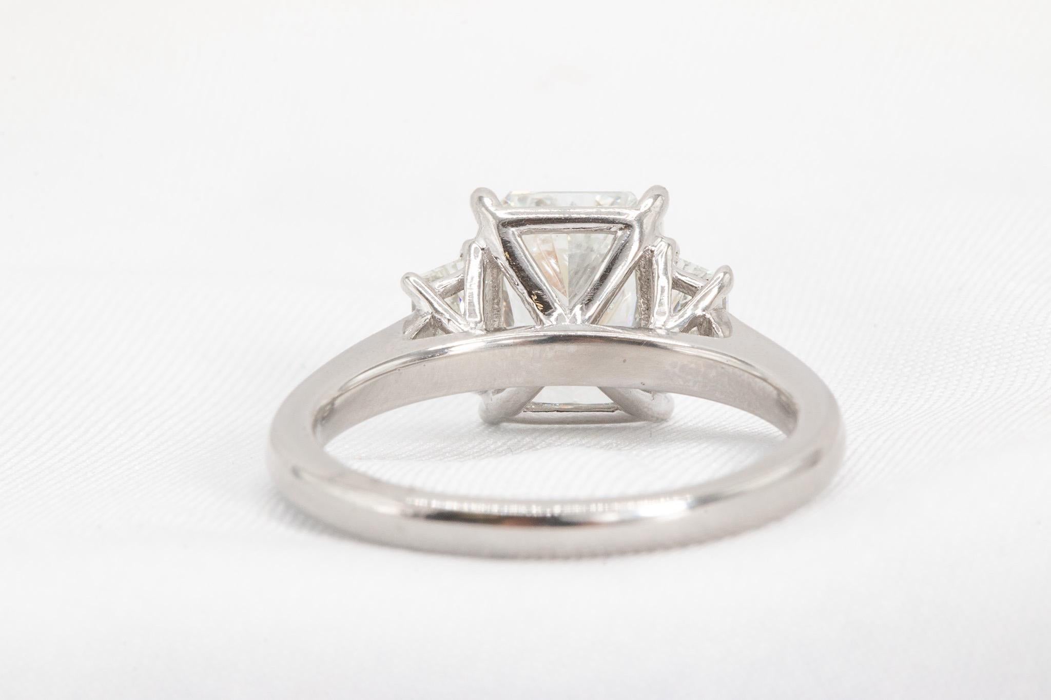2.5 Carat Radiant Cut Diamond Ring GIA Certified in Platinum Ring In Excellent Condition For Sale In Houston, TX