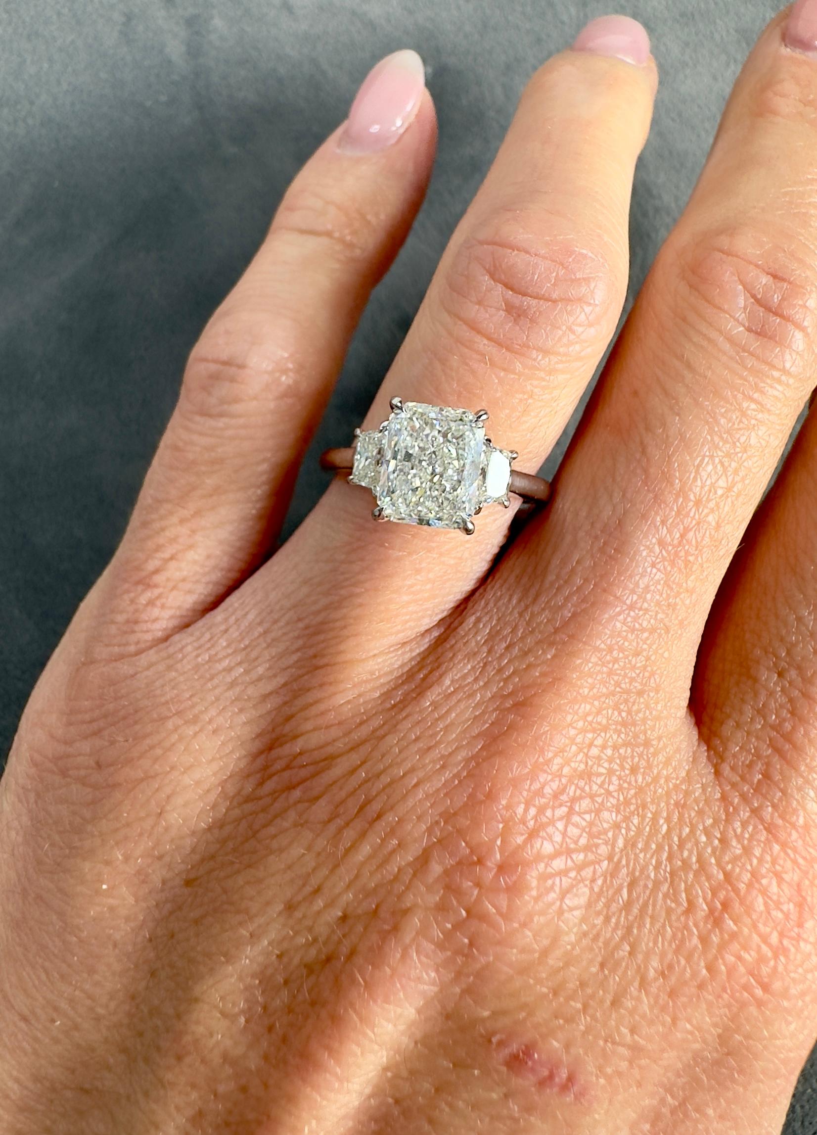 Women's 2.5 Carat Radiant Cut Diamond Ring GIA Certified in Platinum Ring For Sale