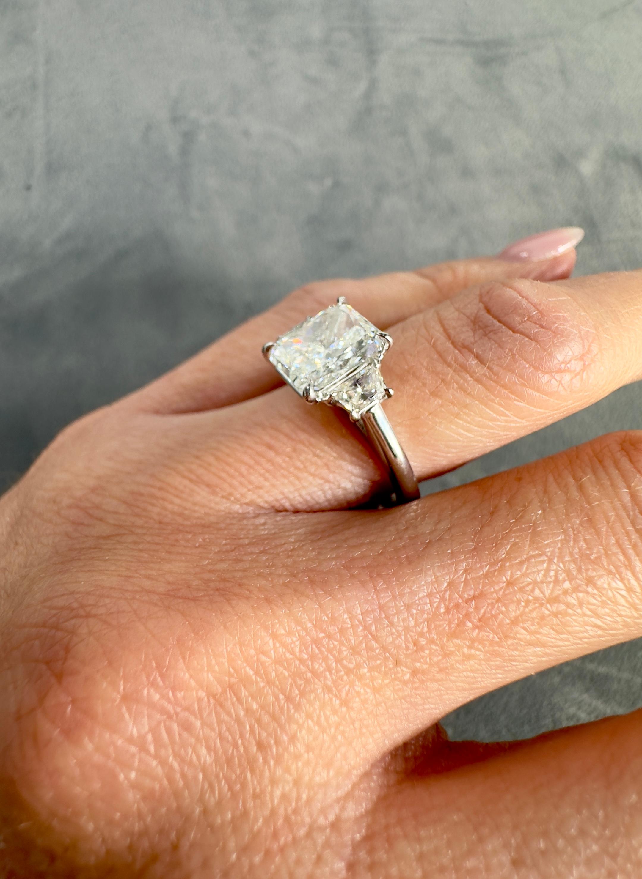 2.5 Carat Radiant Cut Diamond Ring GIA Certified in Platinum Ring For Sale 1