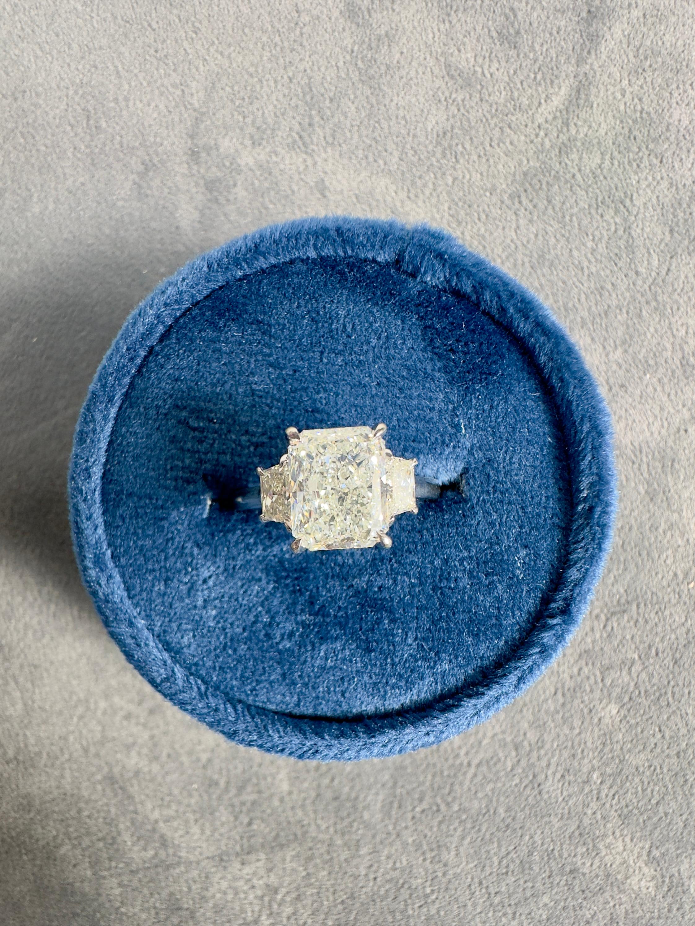 2.5 Carat Radiant Cut Diamond Ring GIA Certified in Platinum Ring For Sale 3